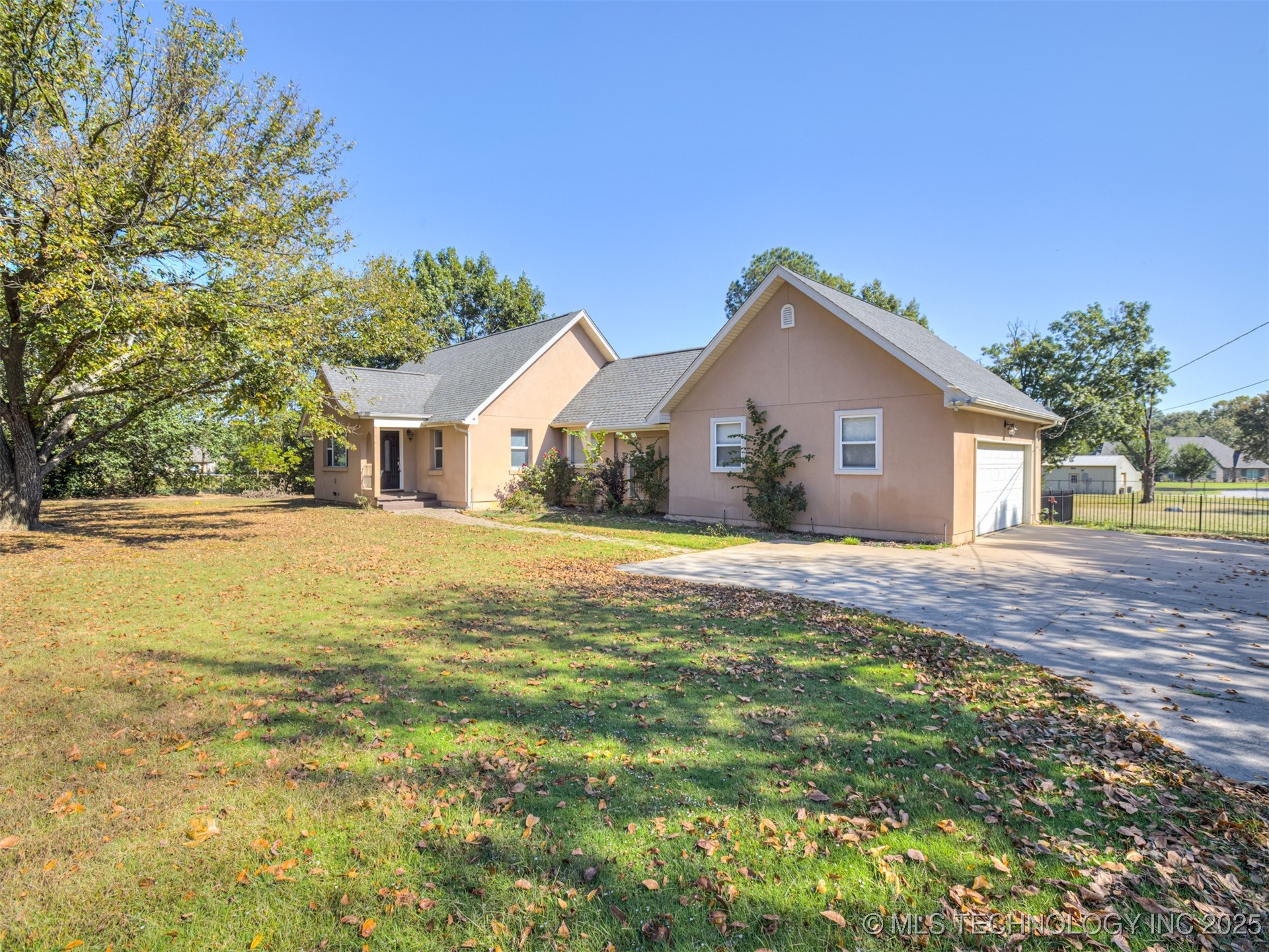 7601 S 241st Avenue Property Photo 1