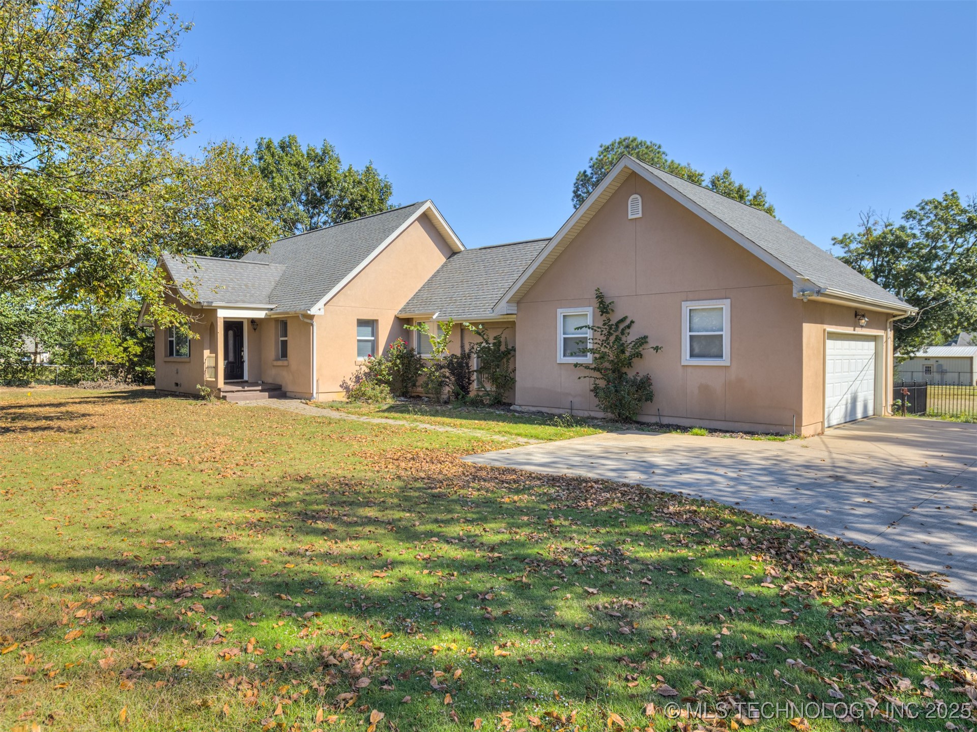 7601 S 241st Avenue Property Photo 2
