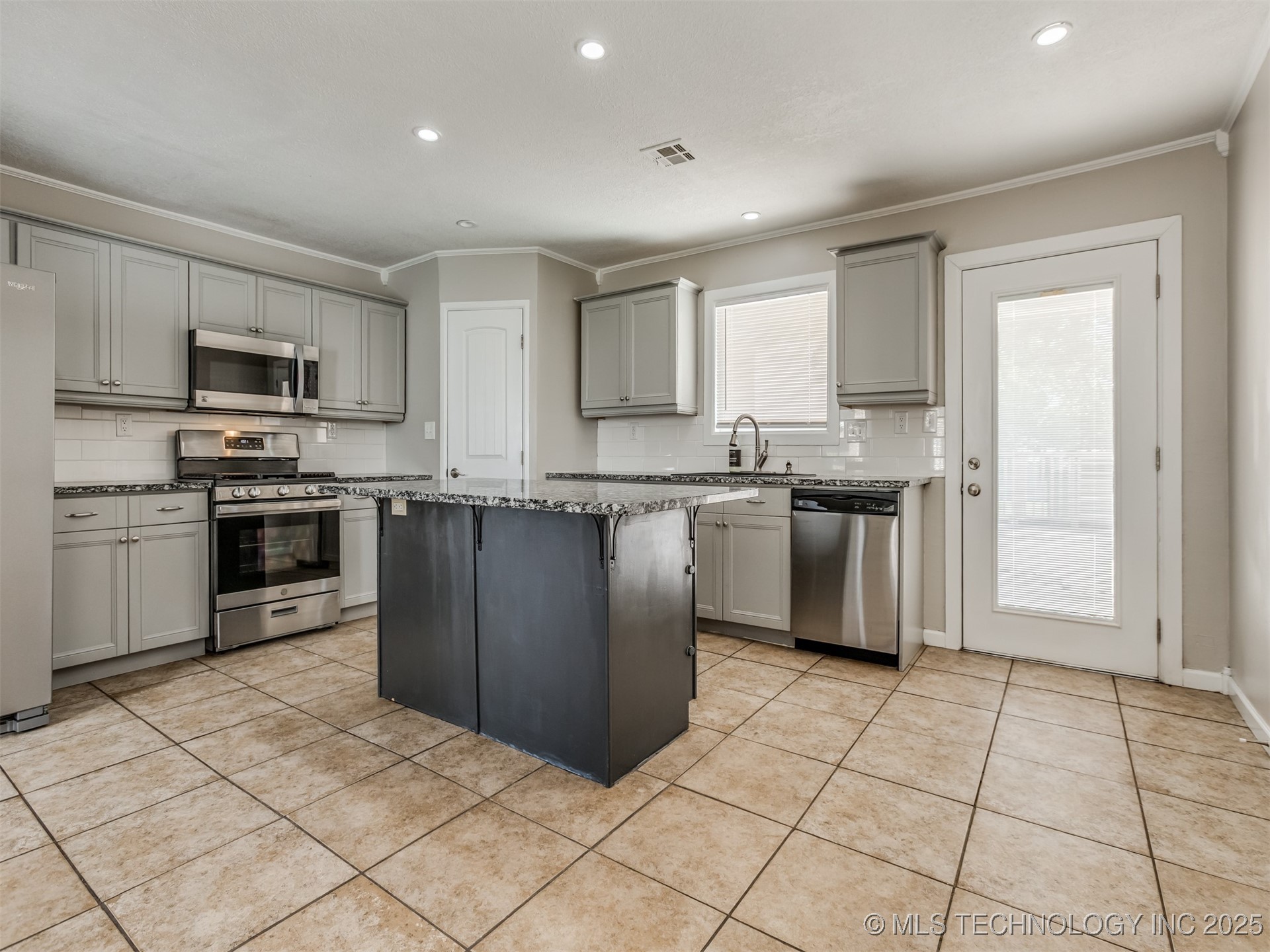 7601 S 241st Avenue Property Photo 13