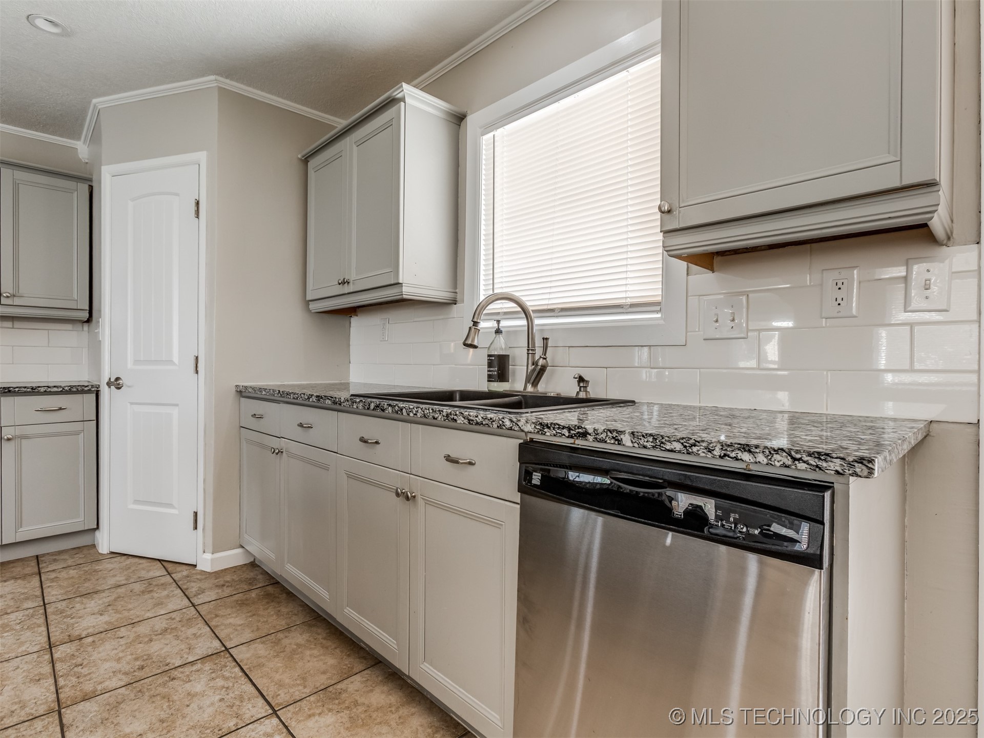 7601 S 241st Avenue Property Photo 14