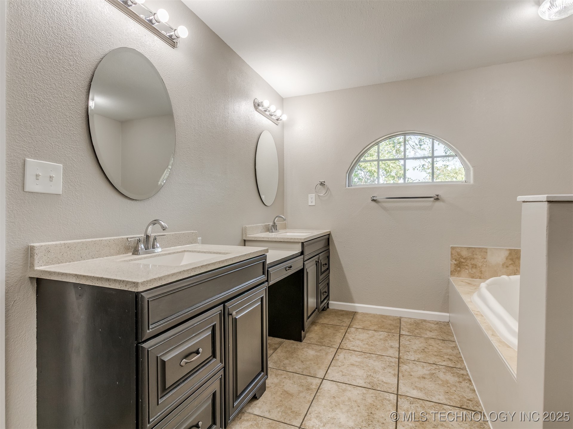 7601 S 241st Avenue Property Photo 29