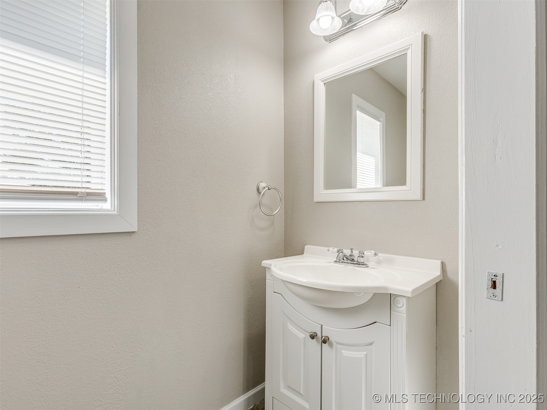 7601 S 241st Avenue Property Photo 44