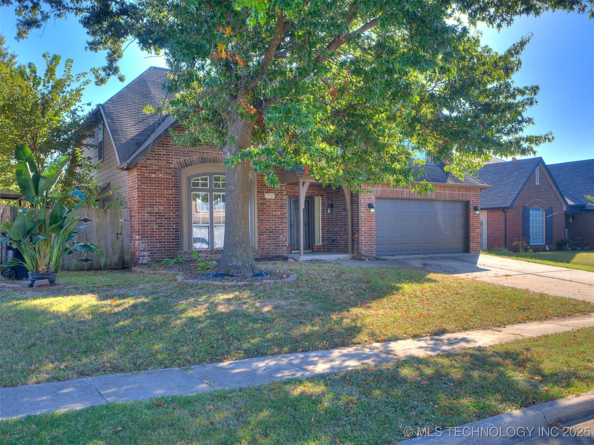 2909 W Oakland Street Property Photo 2