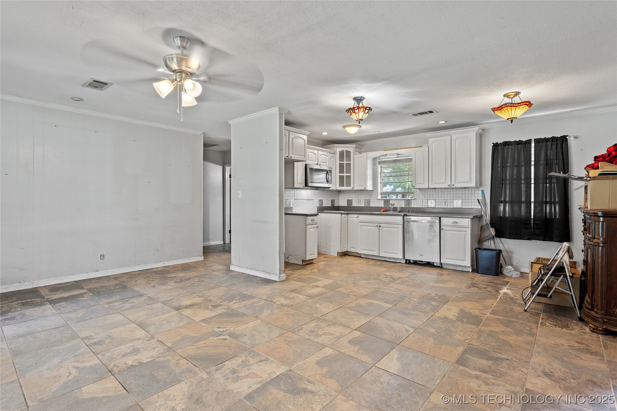 1900 Hometown Road Property Photo 9