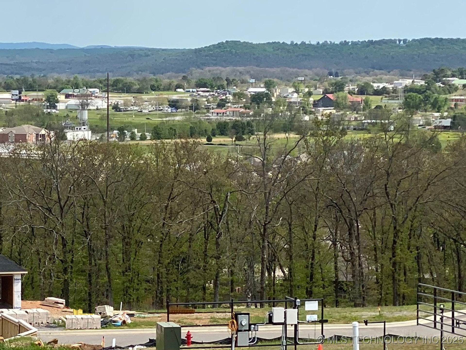 825 Ridgeview Drive Property Photo 1