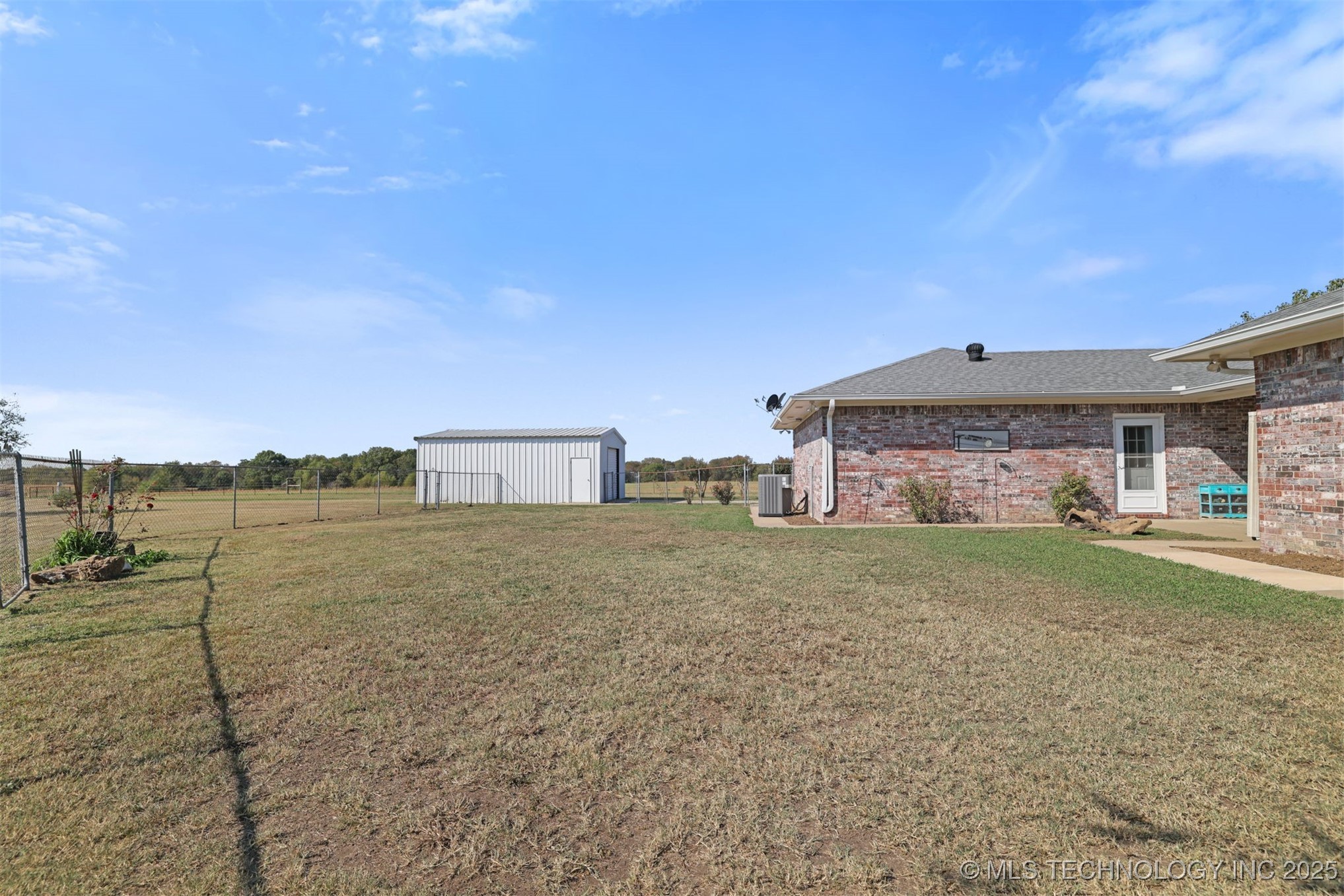 5224 State Road 70e Property Photo 9