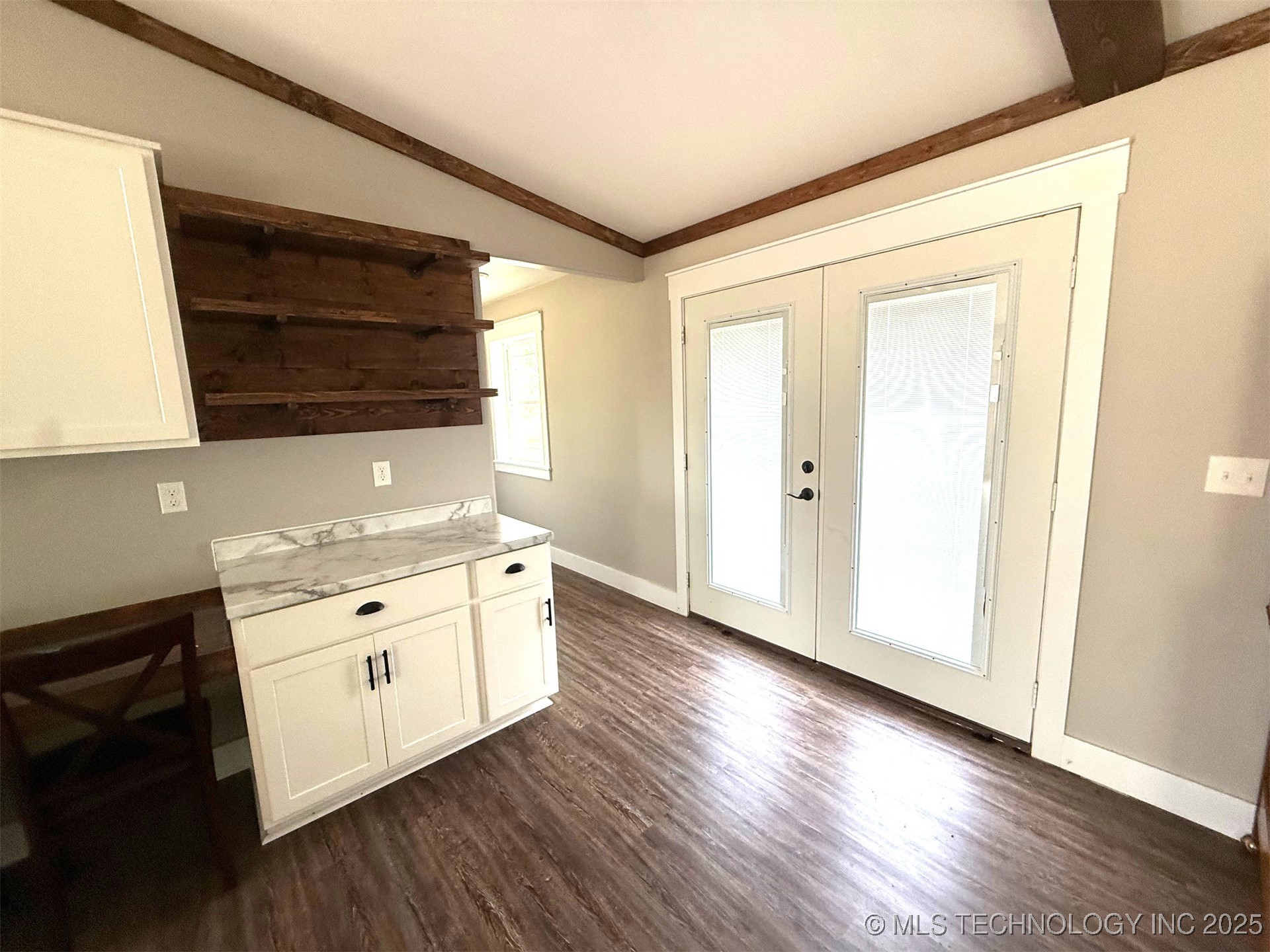 304 Hickory Drive Property Photo 5