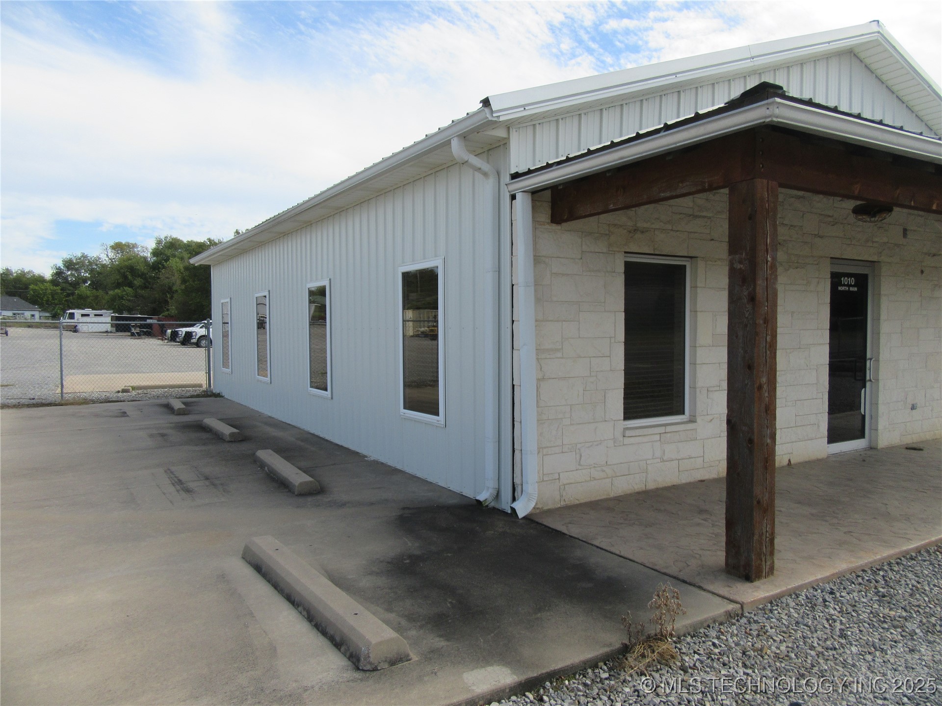 1008 N Main Property Photo 3