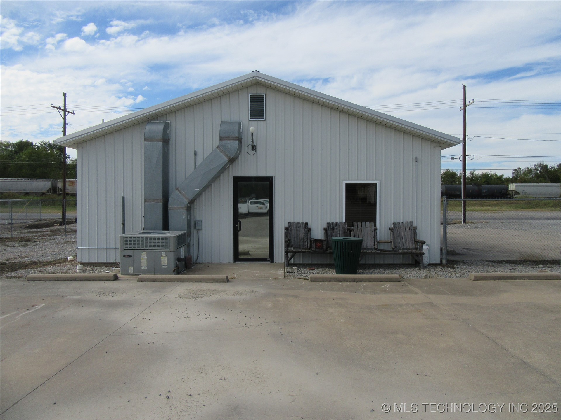 1008 N Main Property Photo 18