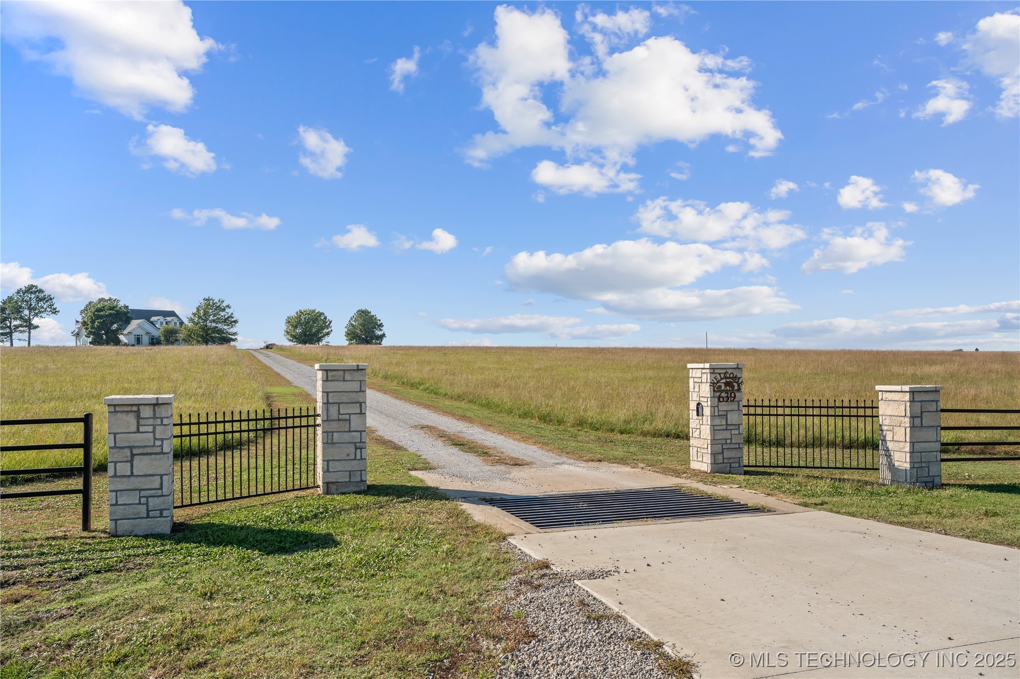 639 Ne Bison Road Property Photo 2