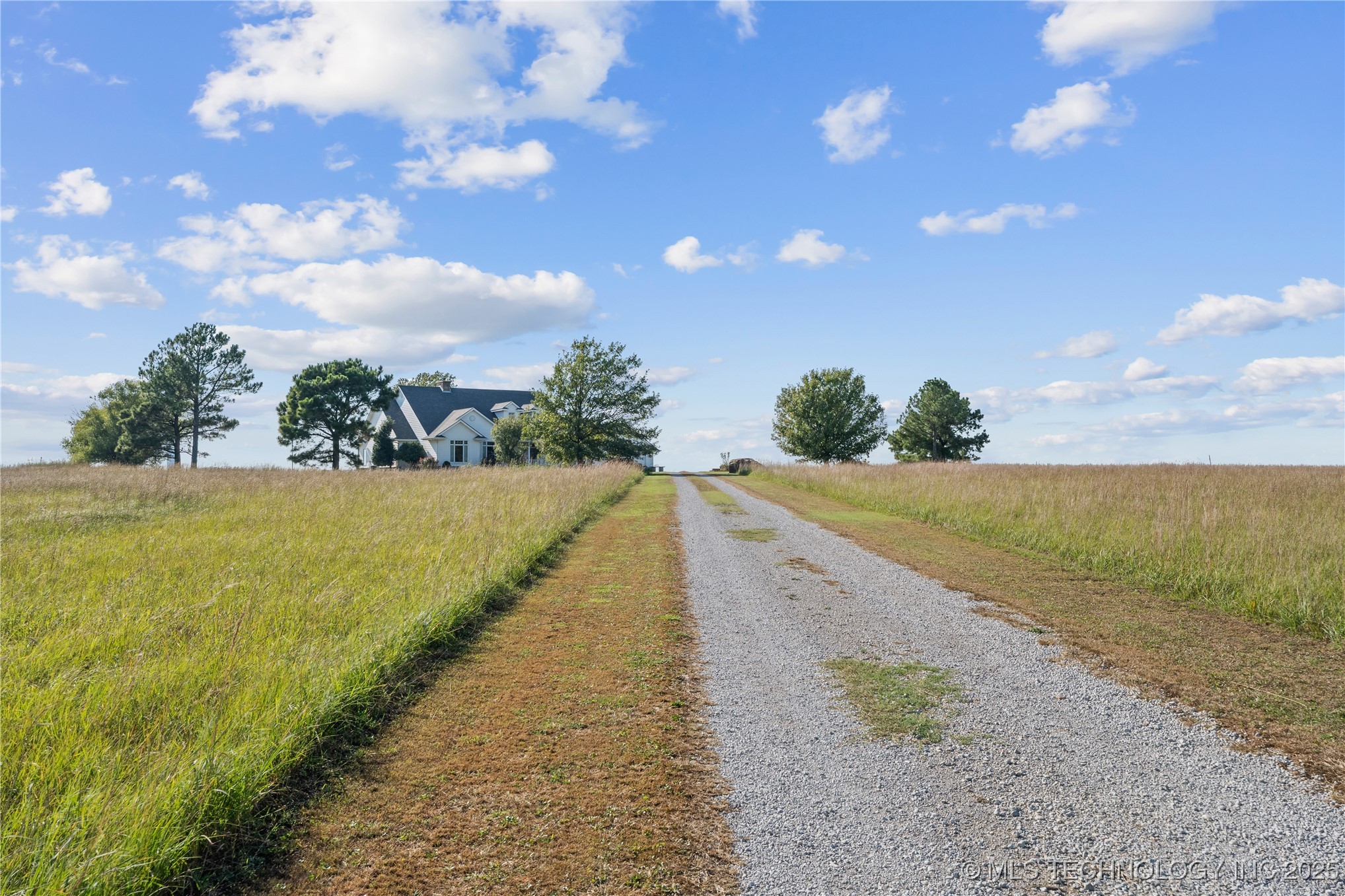 639 Ne Bison Road Property Photo 3