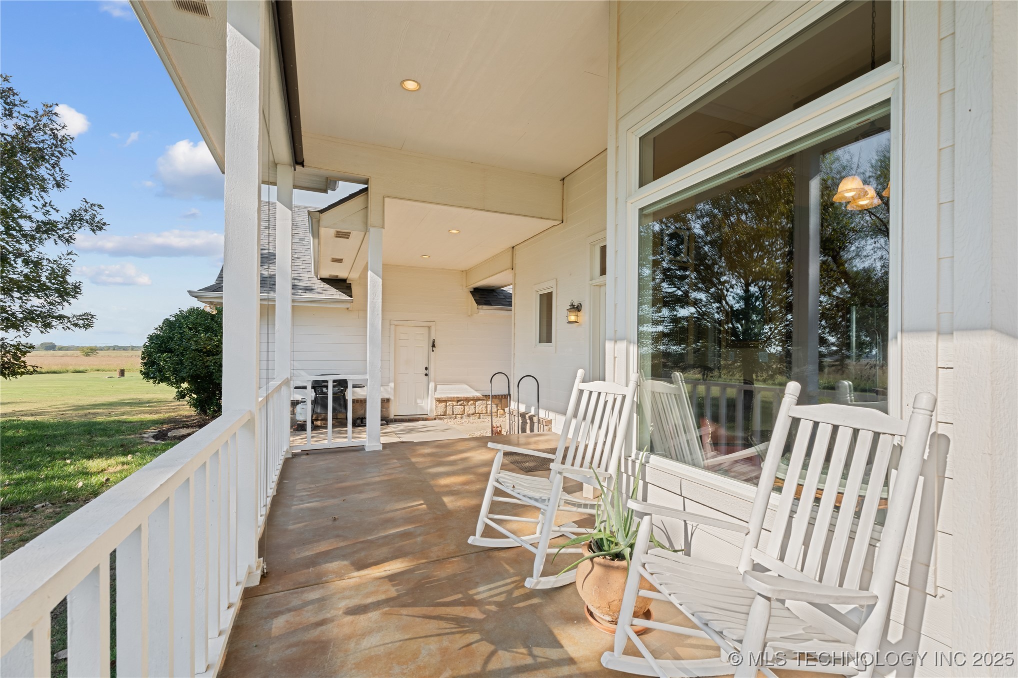 639 Ne Bison Road Property Photo 8