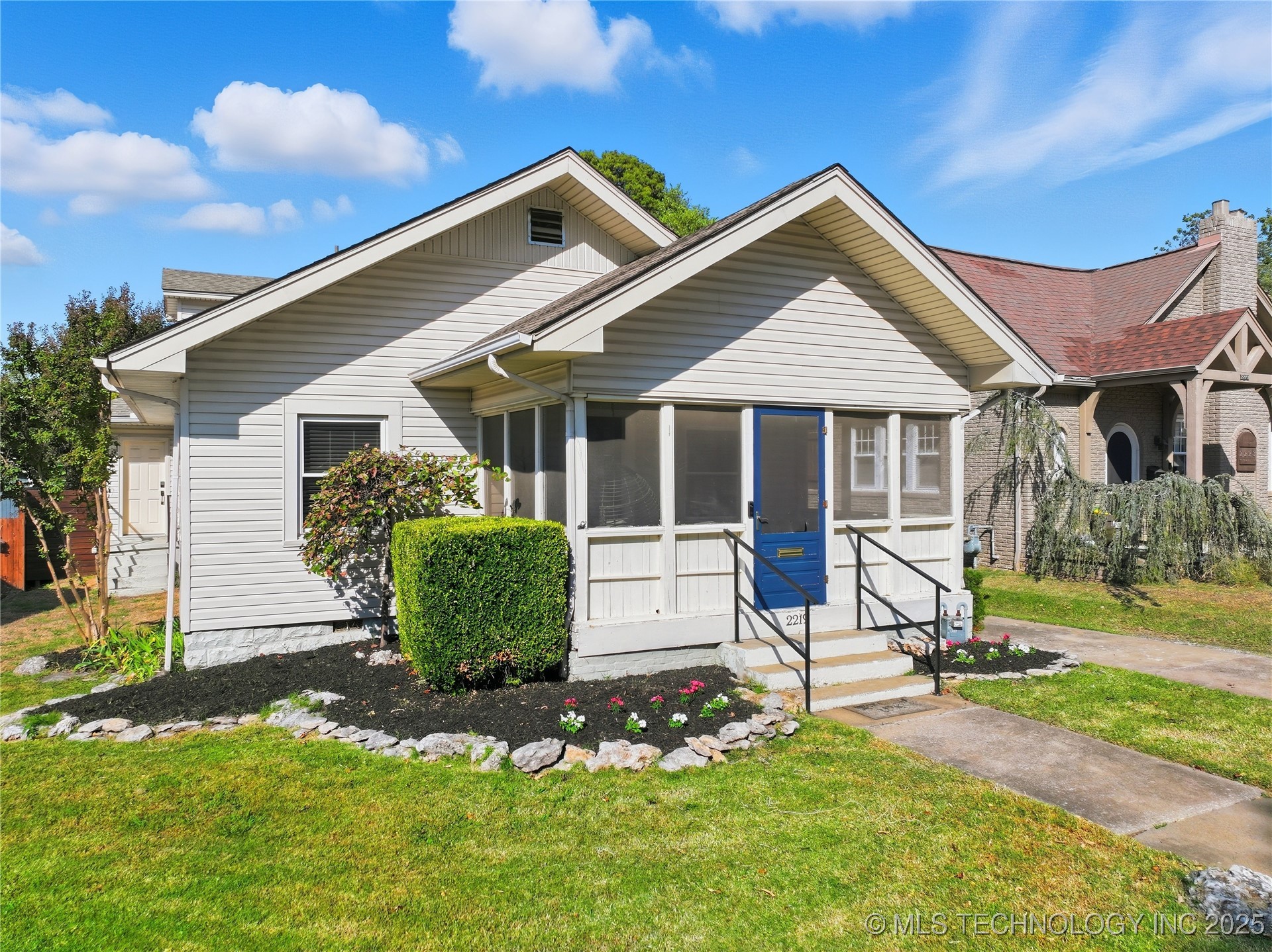 2219 E 13th Street Property Photo 3