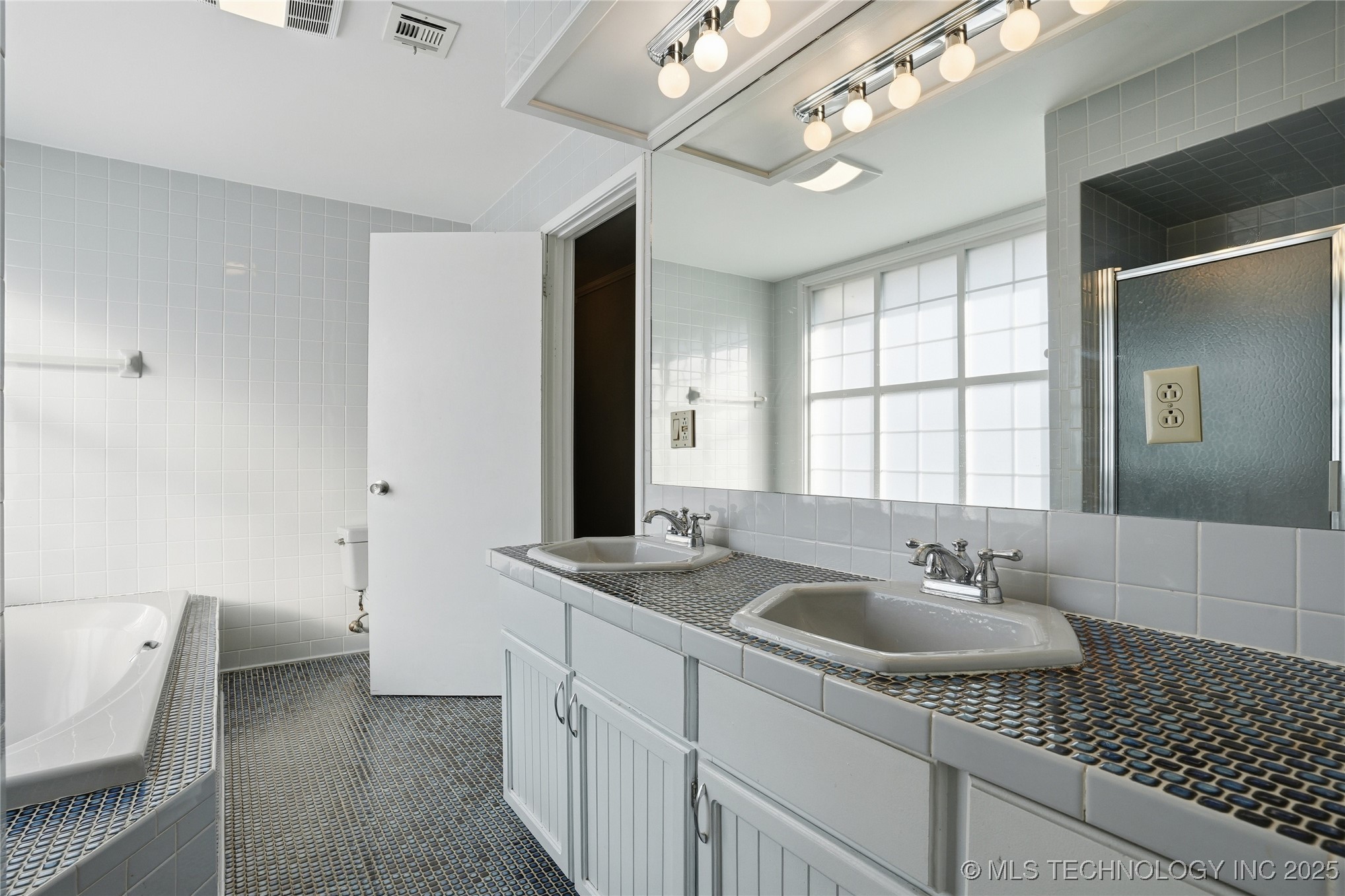 2219 E 13th Street Property Photo 28