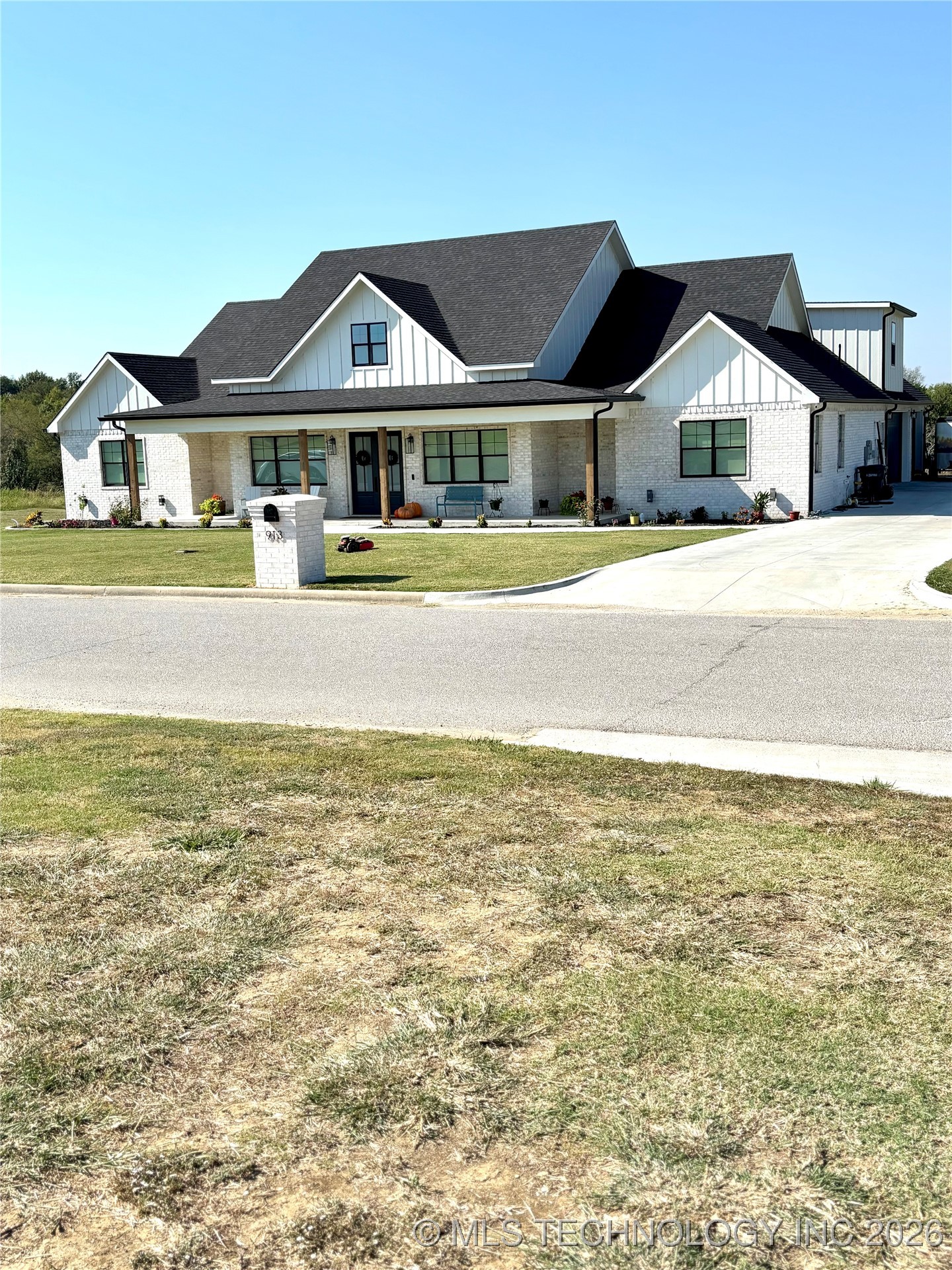 913 Prairie View Road S Property Photo 1