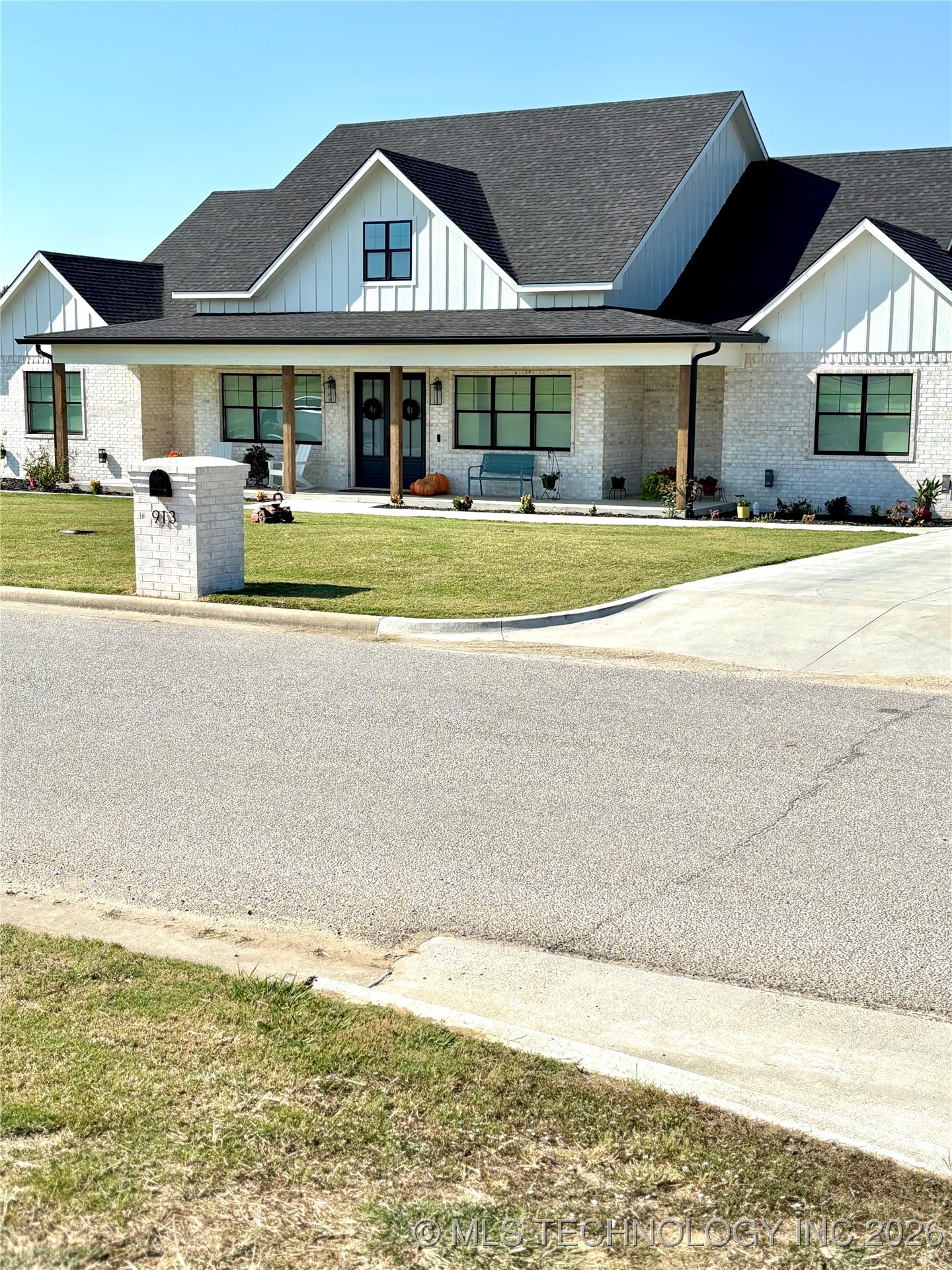 913 Prairie View Road S Property Photo 2