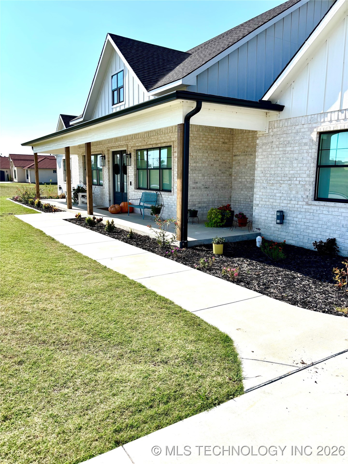 913 Prairie View Road S Property Photo 3