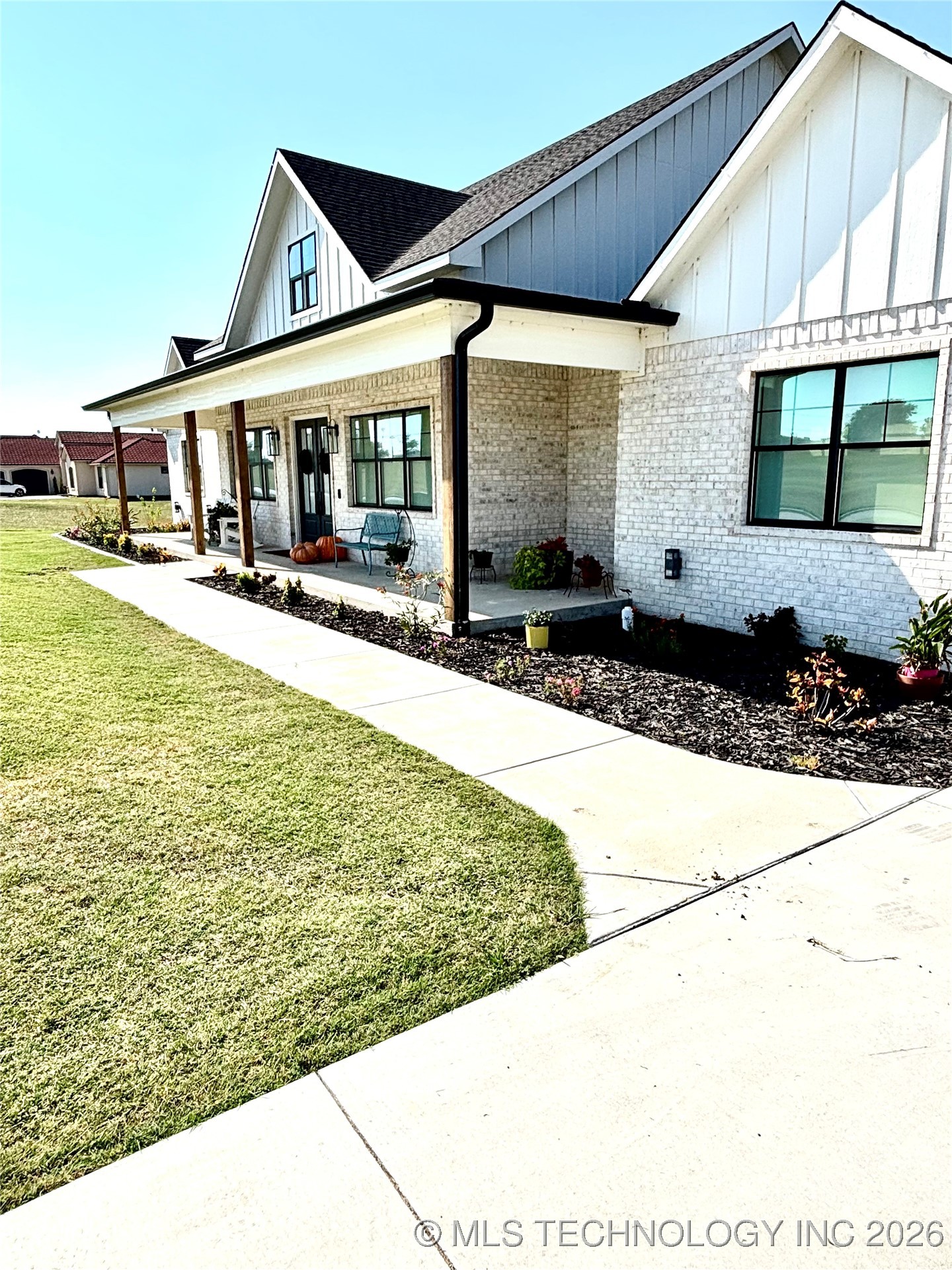 913 Prairie View Road S Property Photo 4