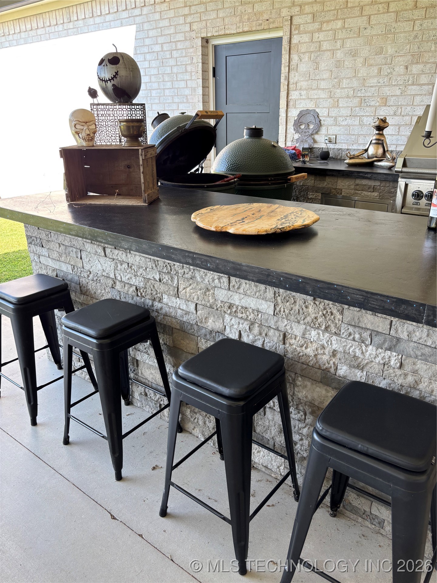 913 Prairie View Road S Property Photo 7