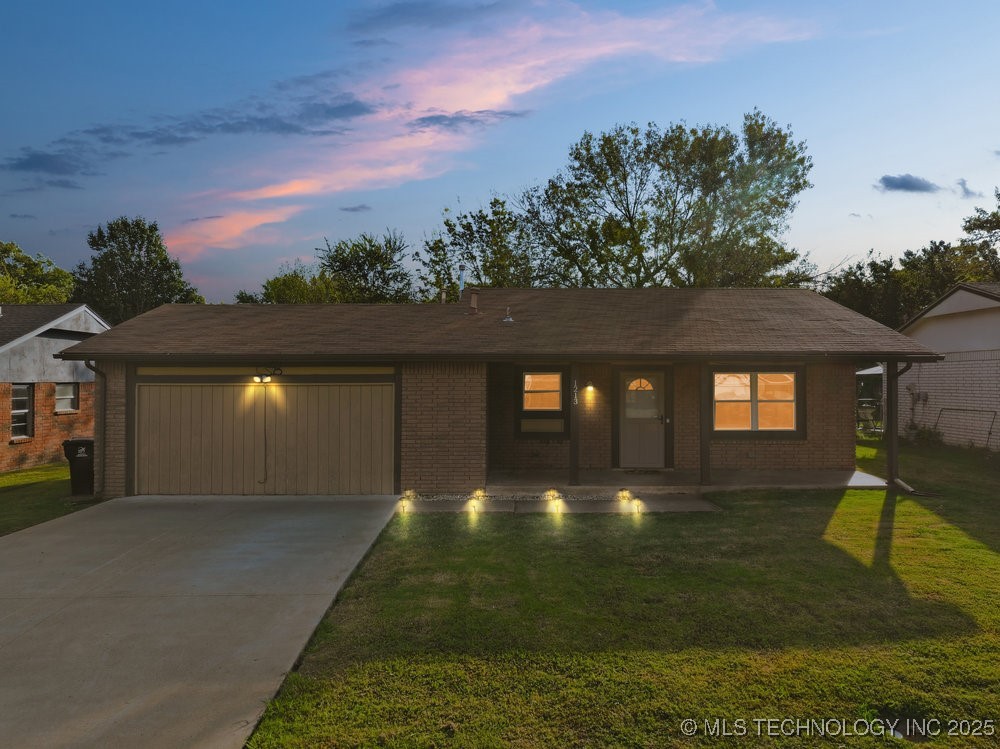 1213 S Maple Place Property Photo 3