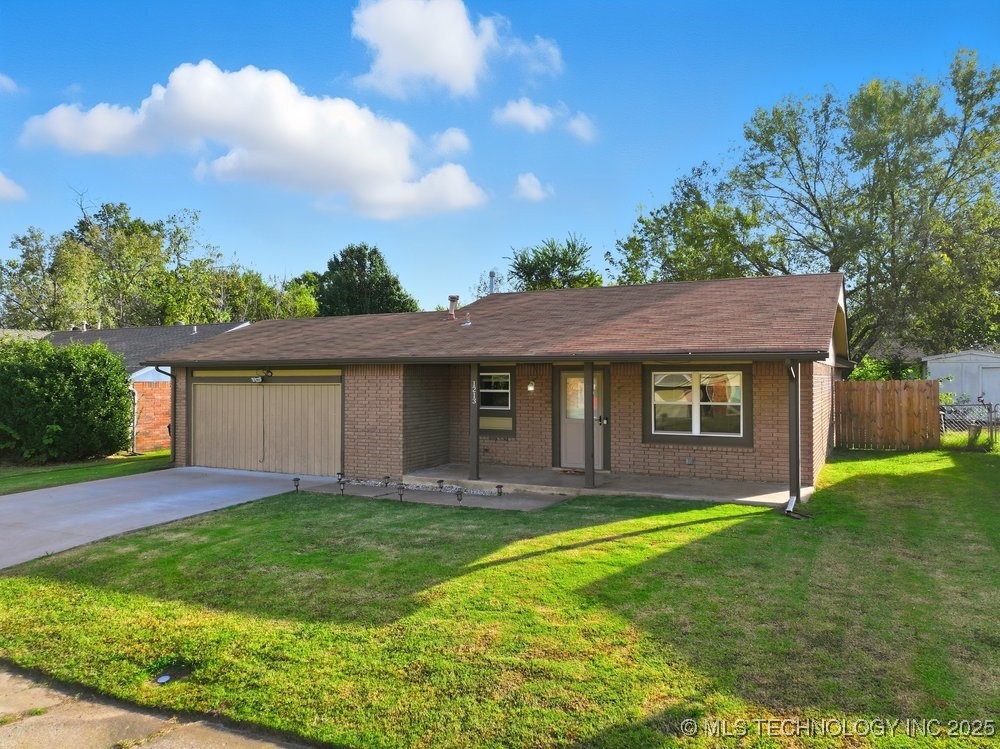 1213 S Maple Place Property Photo 4