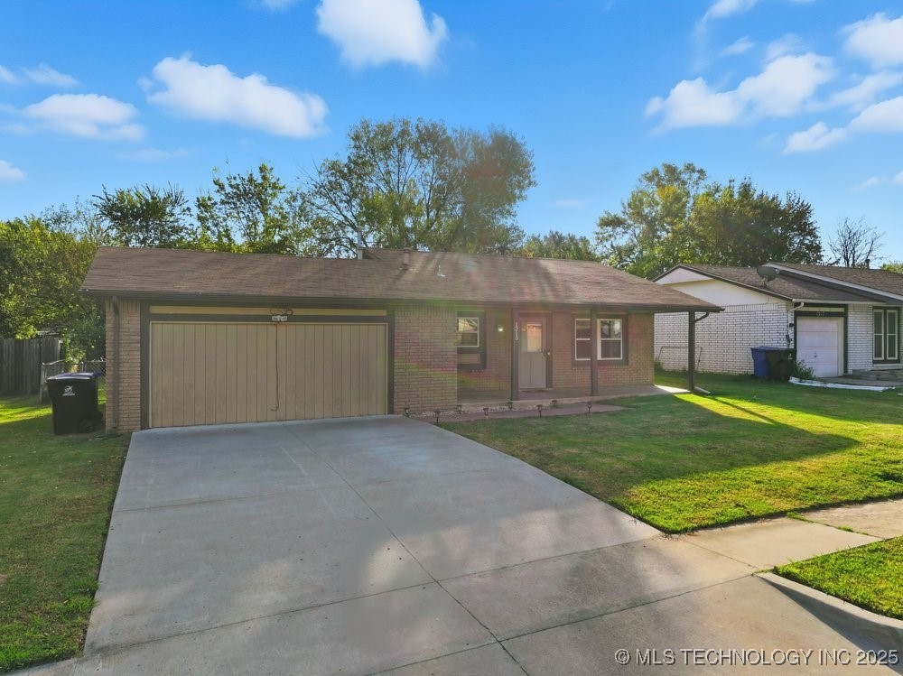 1213 S Maple Place Property Photo 5