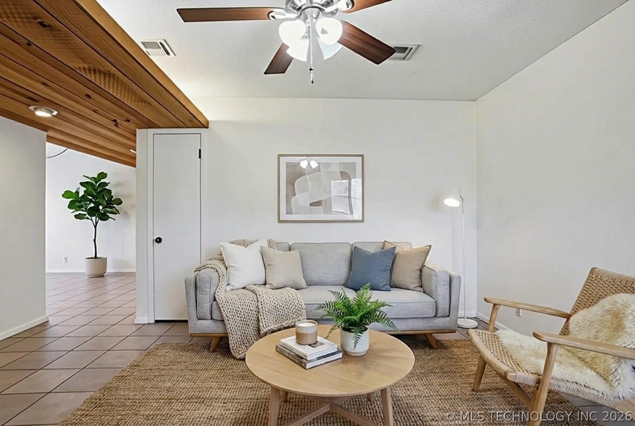 1213 S Maple Place Property Photo 8