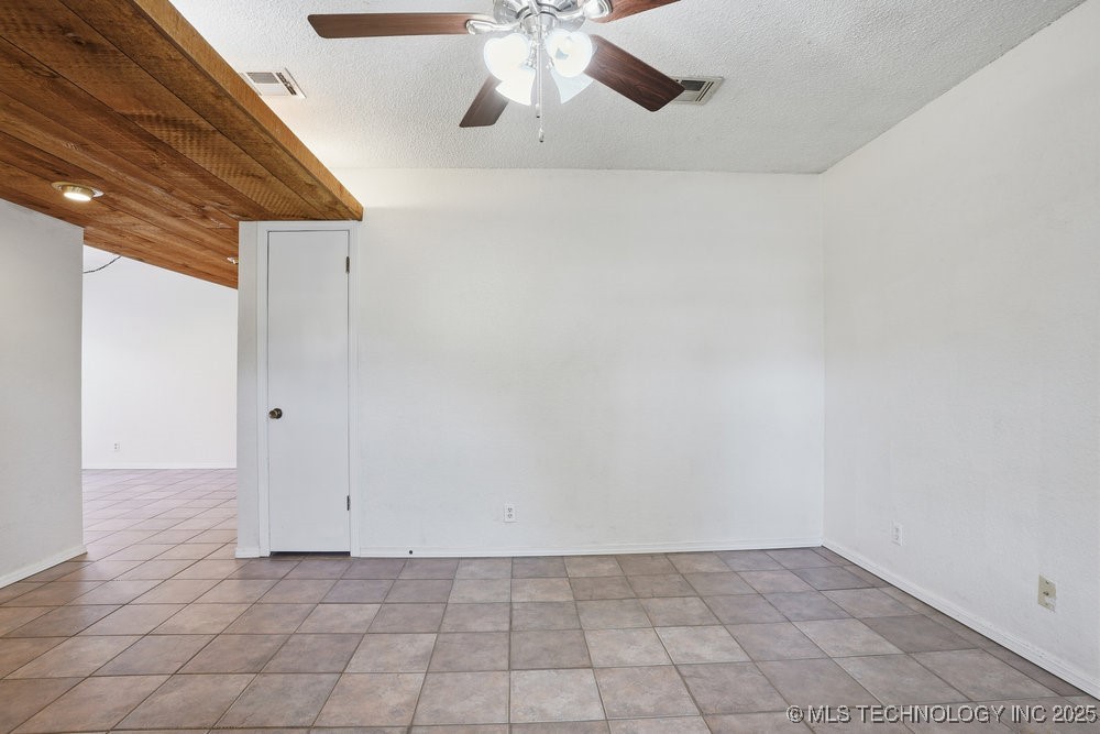 1213 S Maple Place Property Photo 9