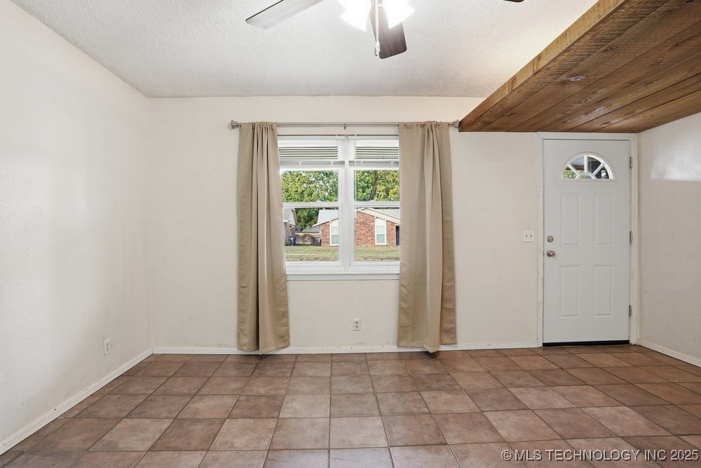 1213 S Maple Place Property Photo 10