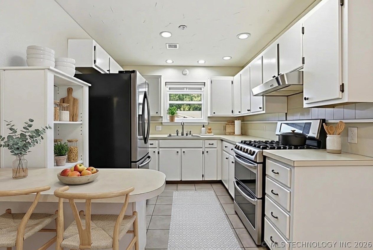 1213 S Maple Place Property Photo 16