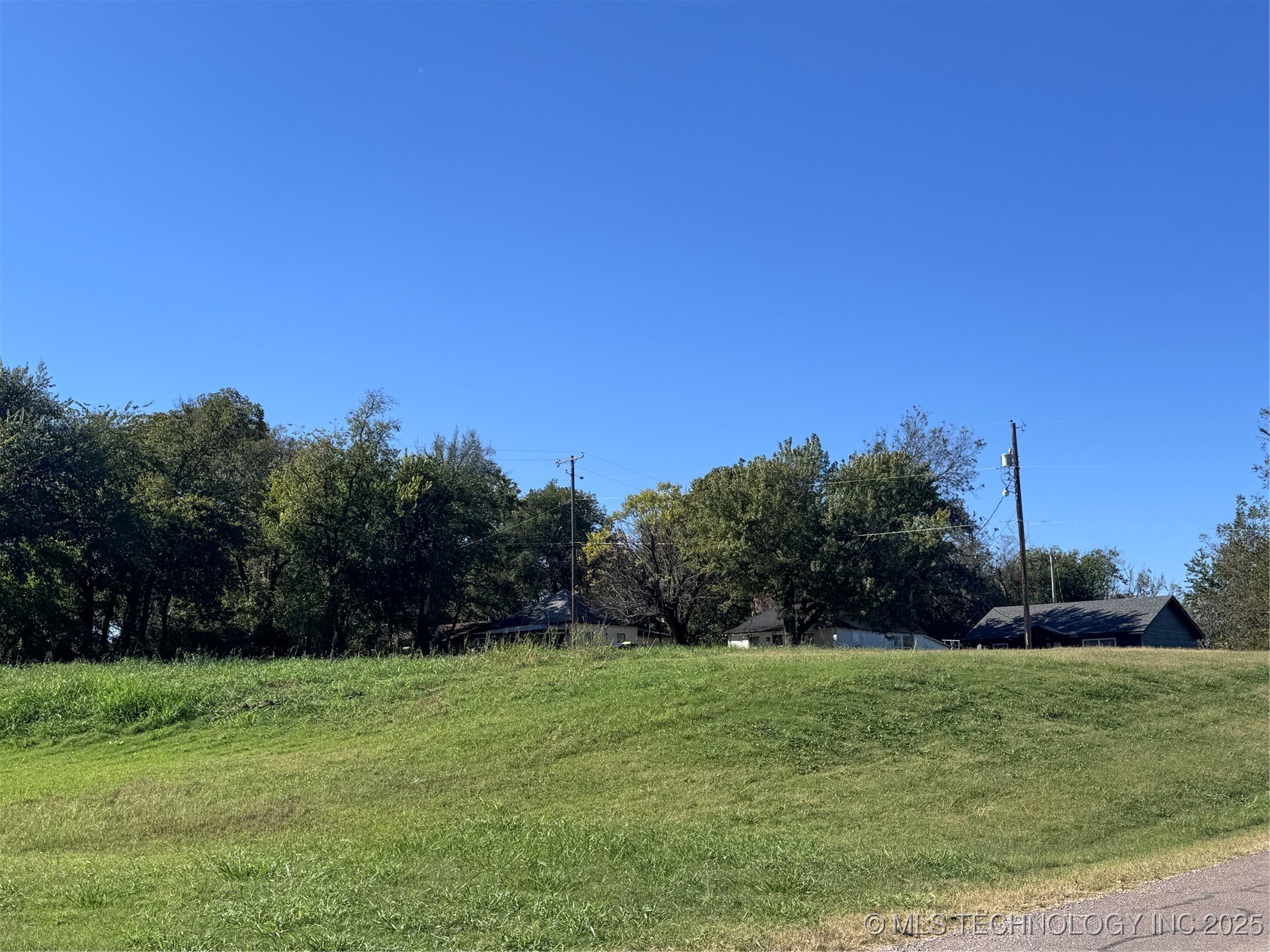 1030 N Hickory Property Photo 2