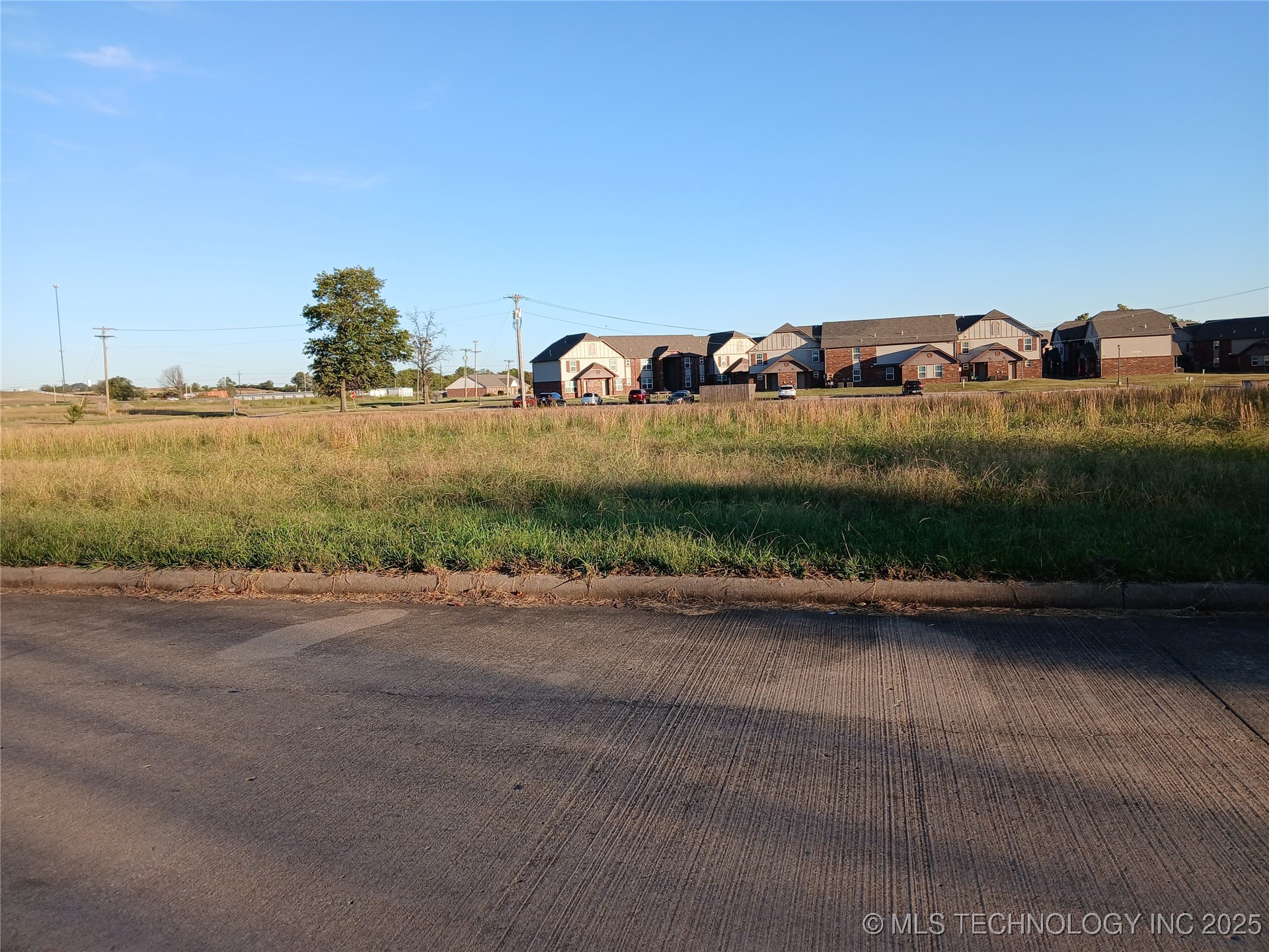 122 S Yorkshire Boulevard Property Photo 2