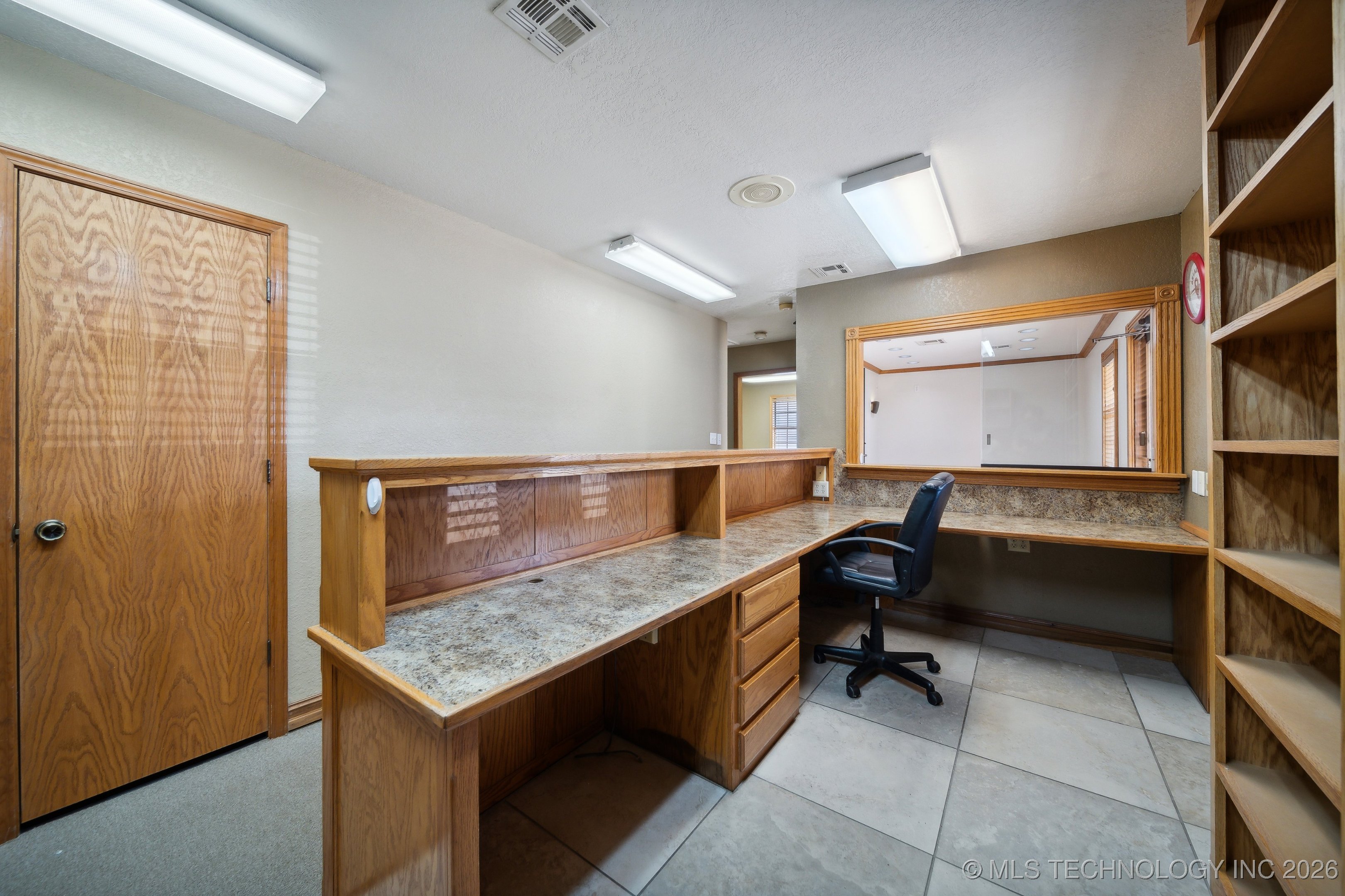 1015 E 6th Street Property Photo 9