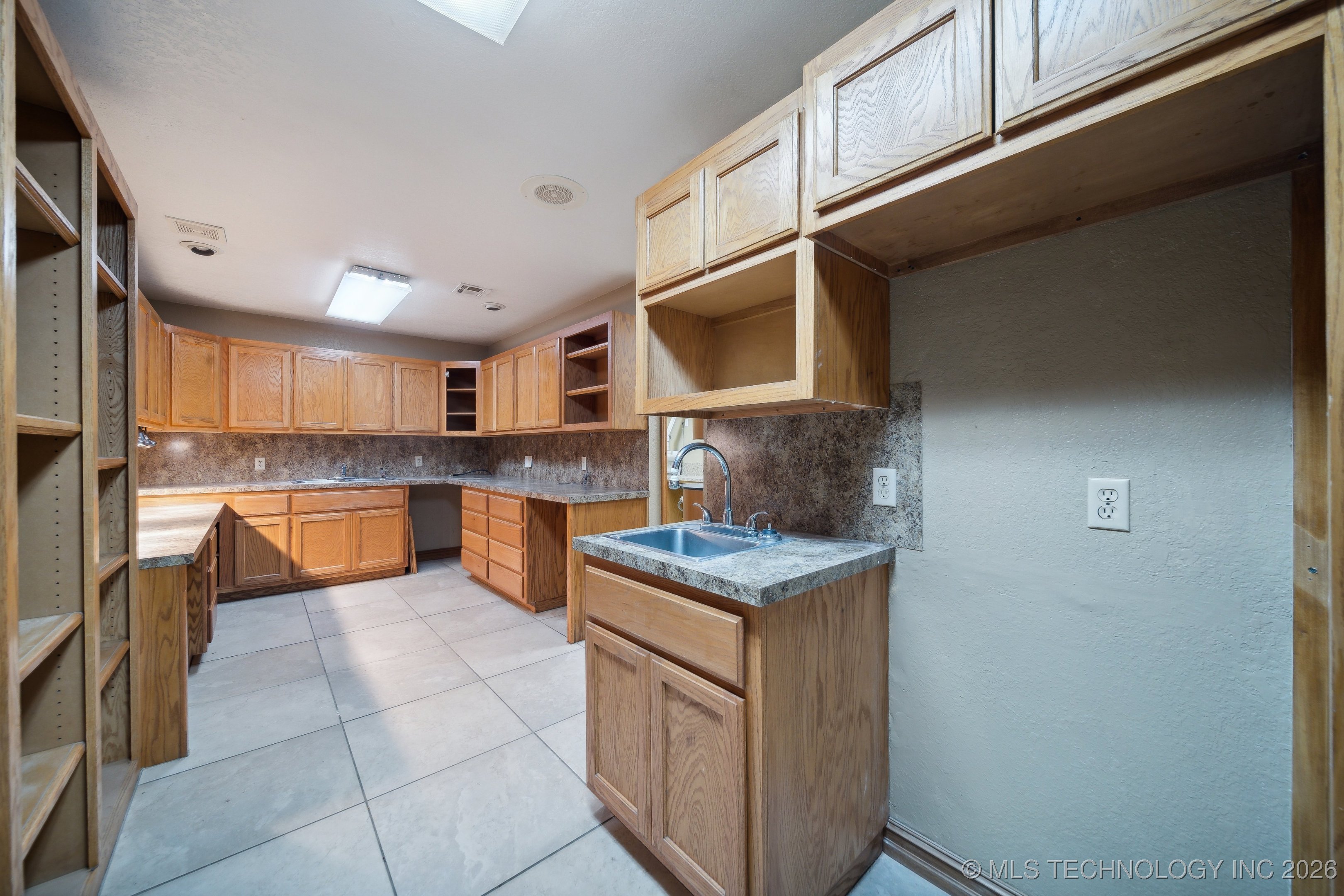 1015 E 6th Street Property Photo 11