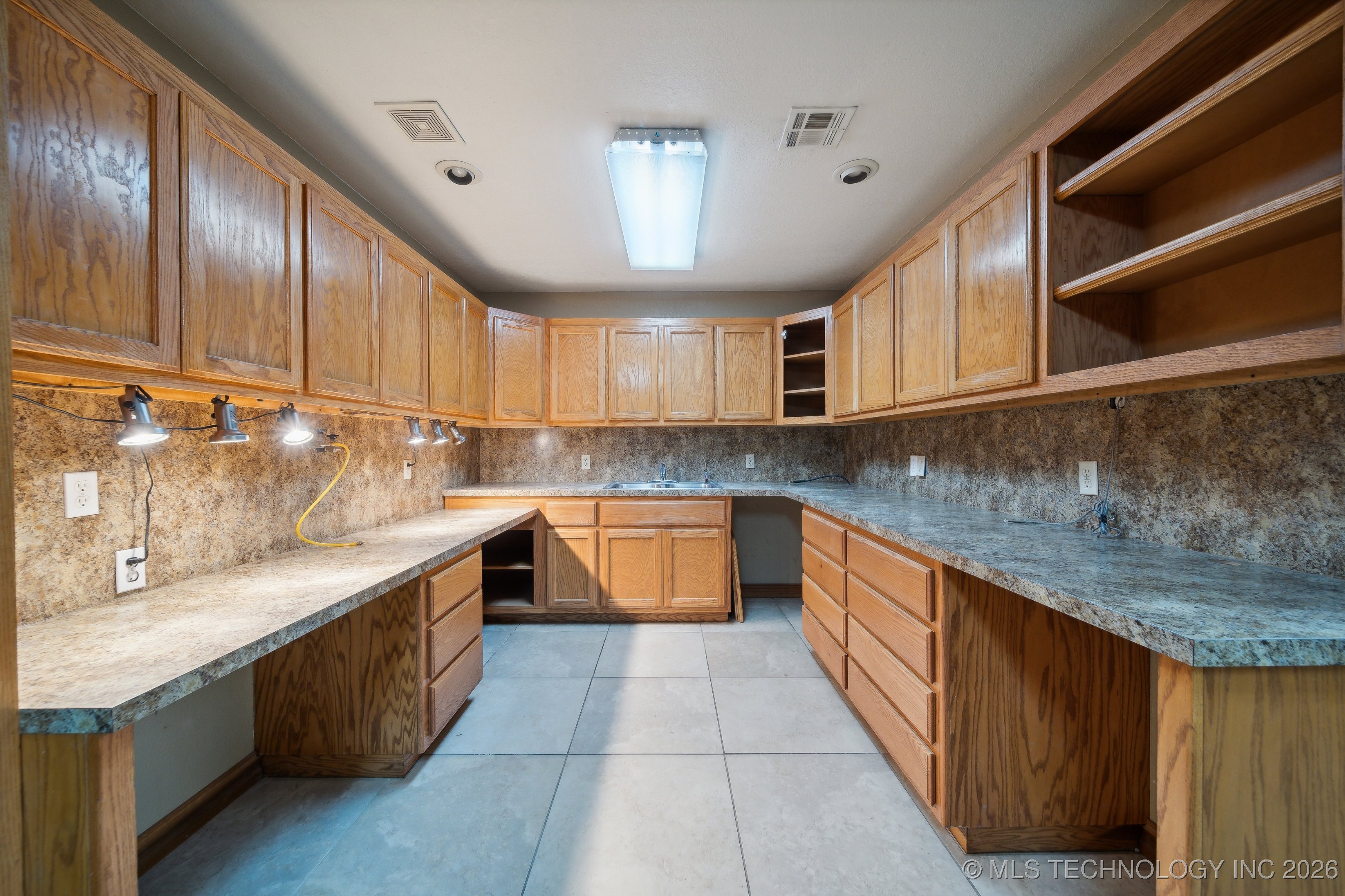 1015 E 6th Street Property Photo 12