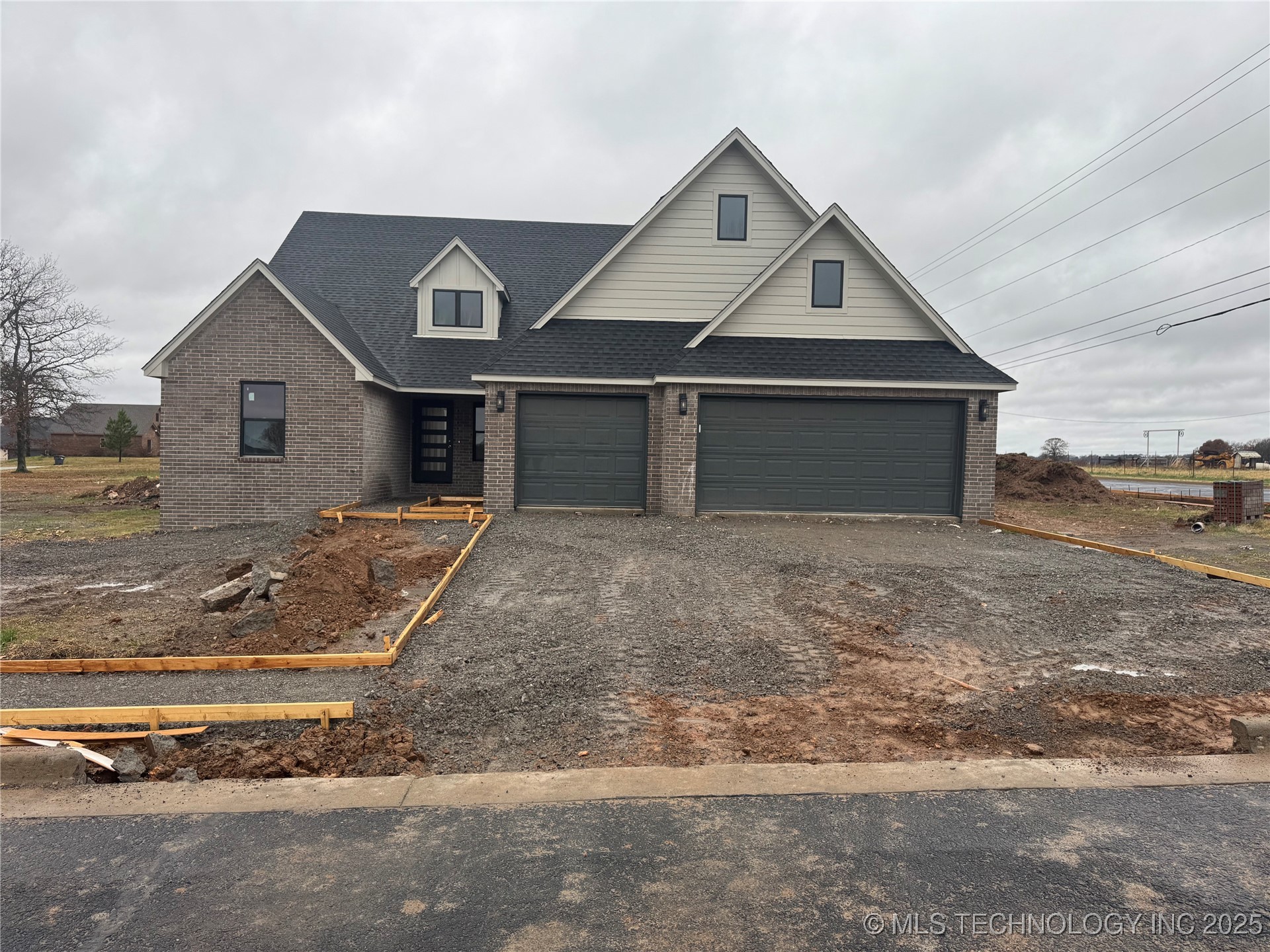 1471 N Angus Property Photo 1