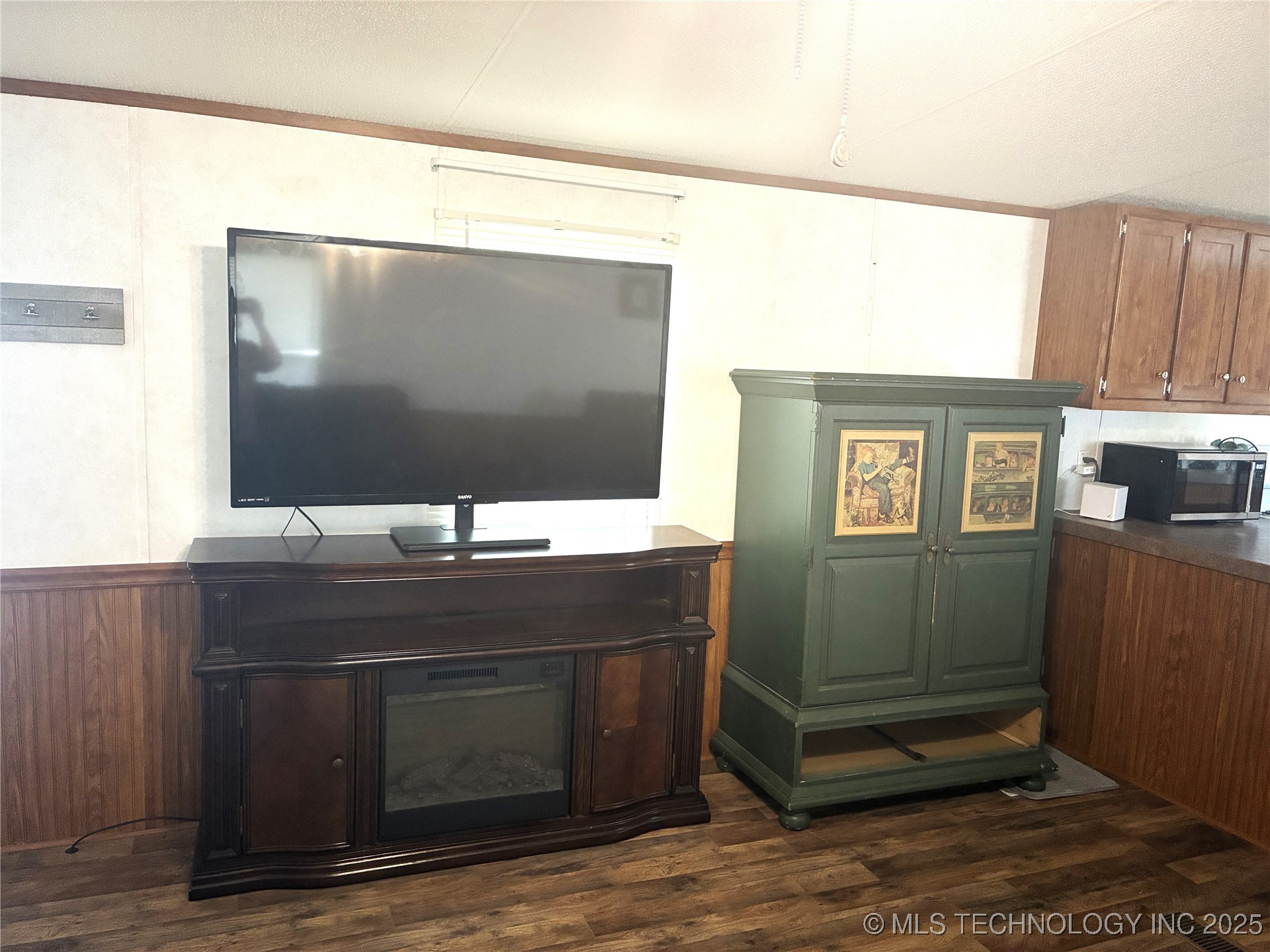 7698 Winding Path Property Photo 4