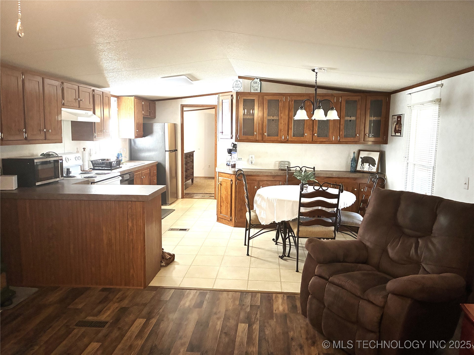 7698 Winding Path Property Photo 5