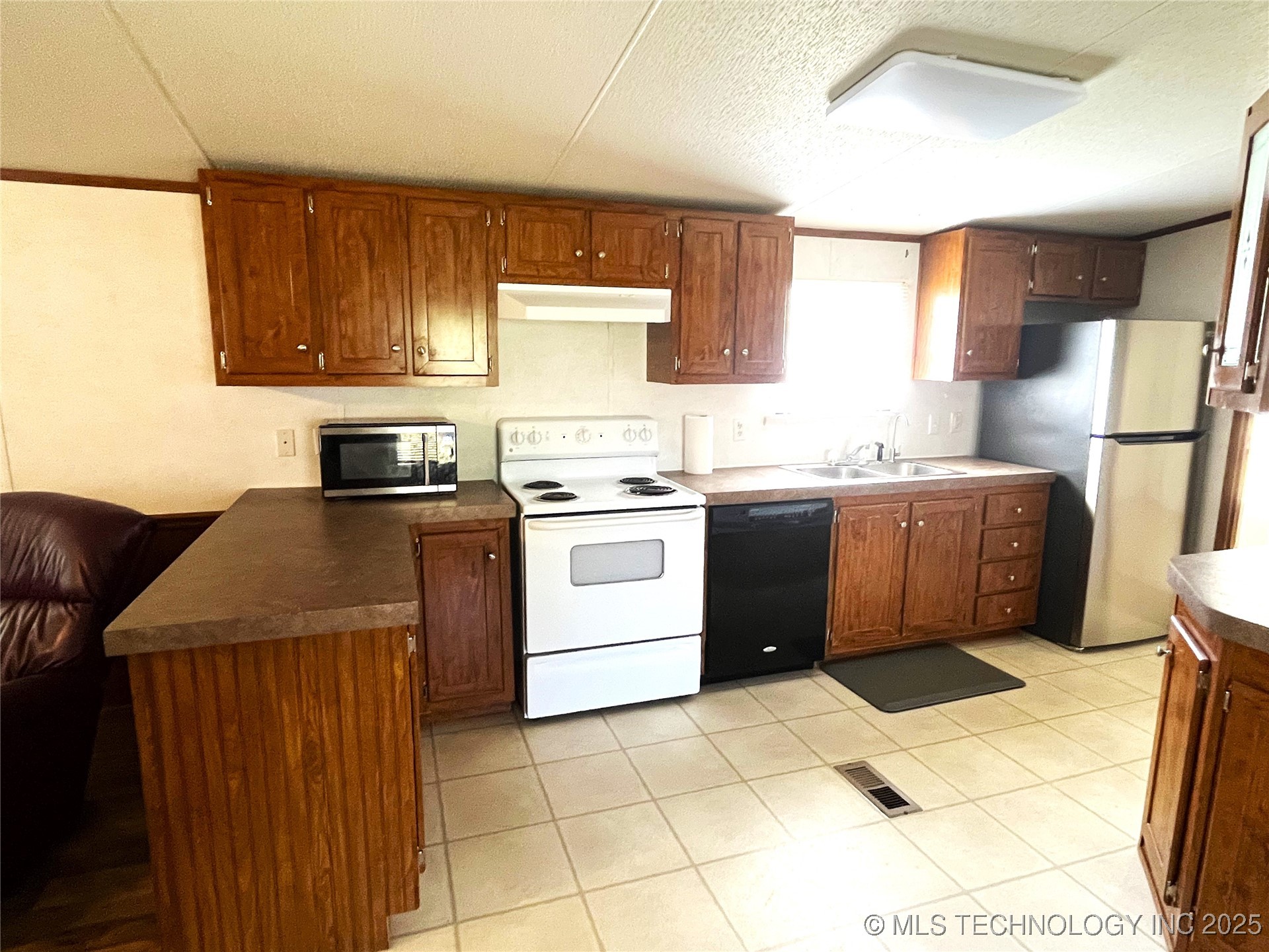 7698 Winding Path Property Photo 6