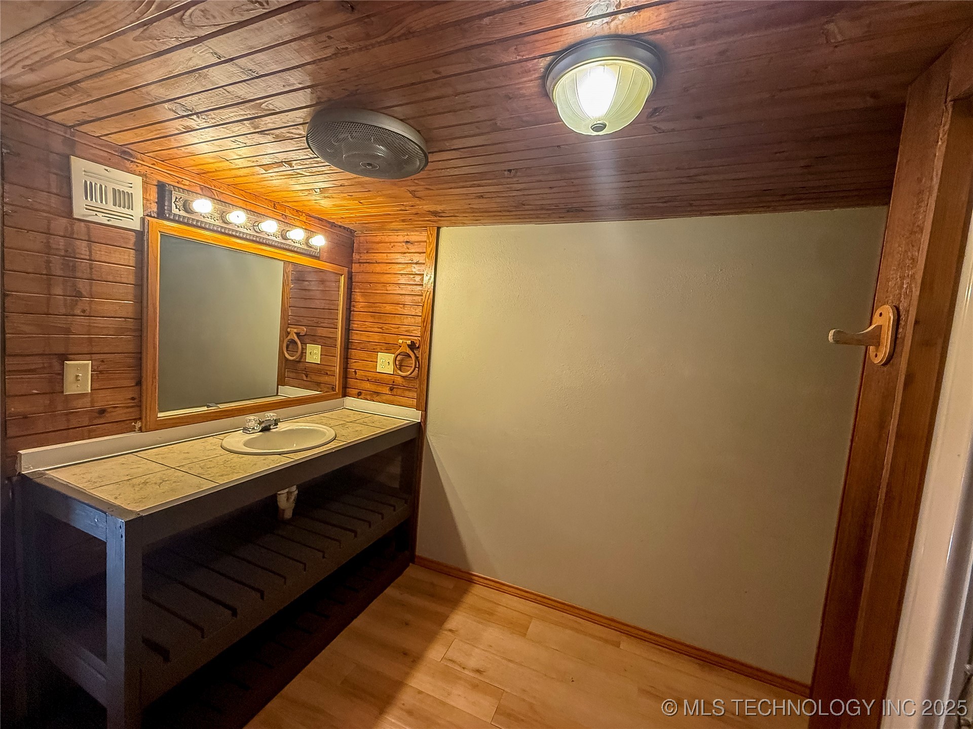 382 Seminole Road Property Photo 8