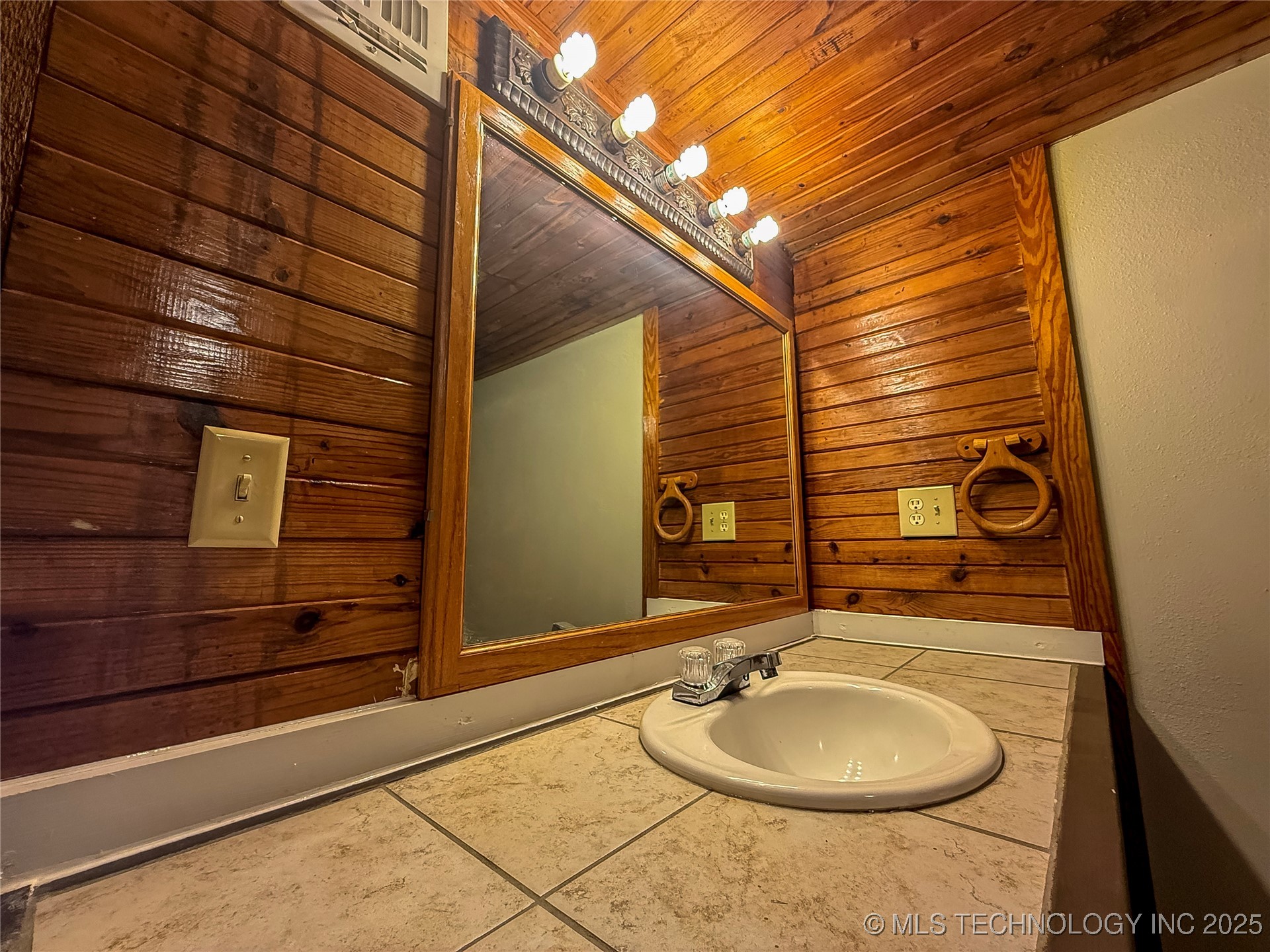 382 Seminole Road Property Photo 10