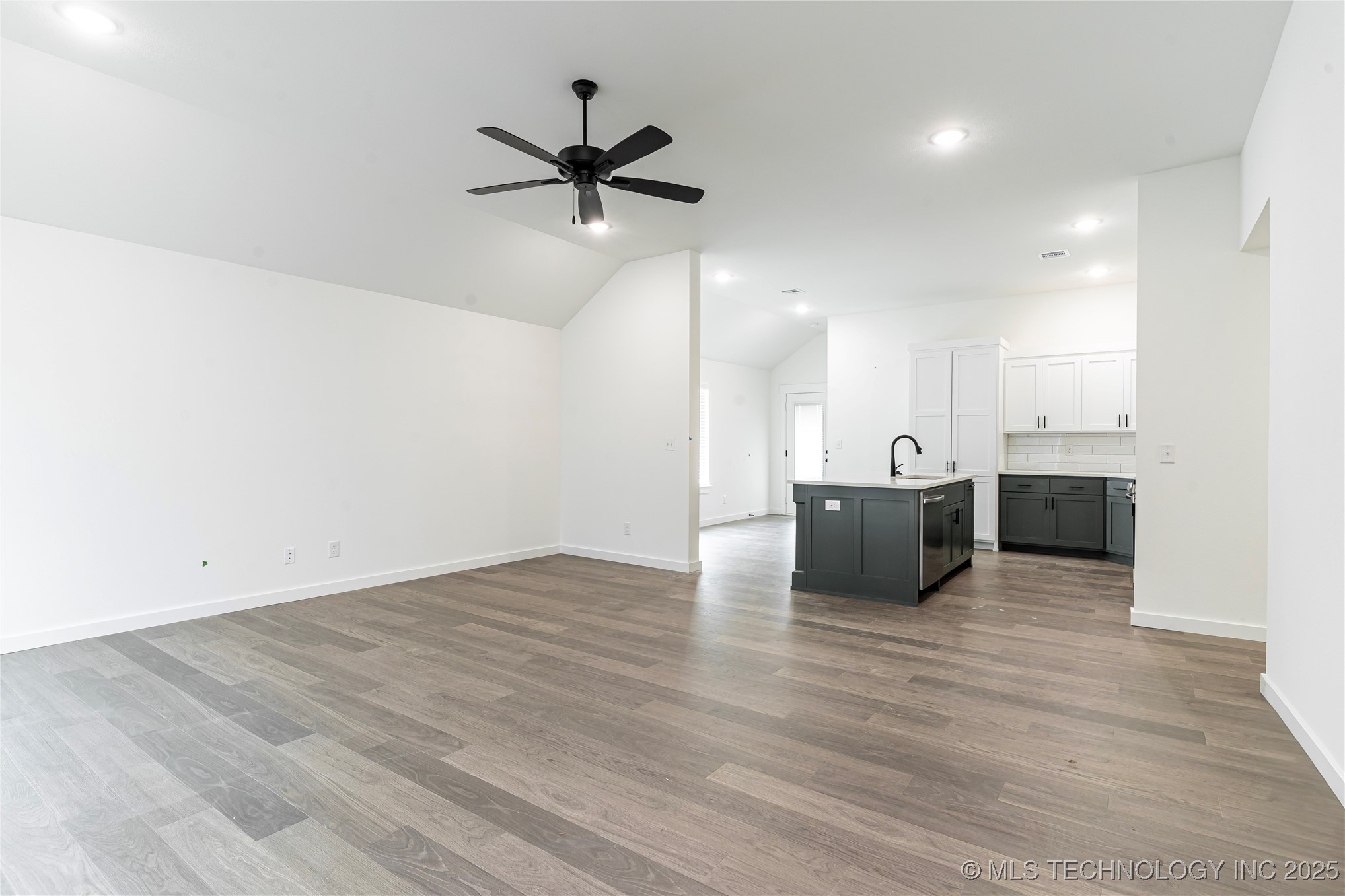 10920 S 271st East Avenue Property Photo 7