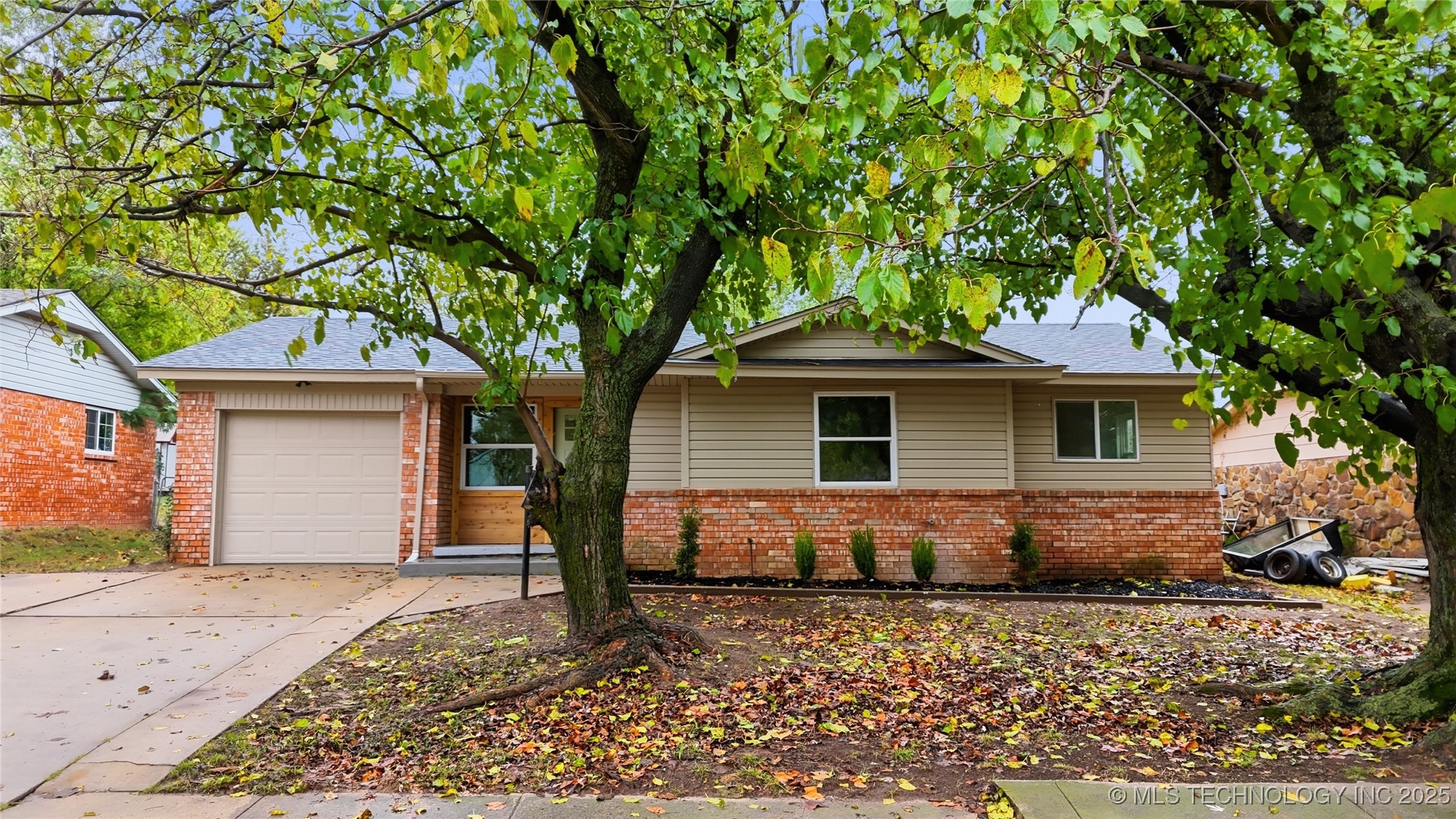 1219 S Poplar Place Property Photo 1