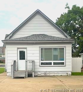 317 SE Delaware Avenue Property Photo 1