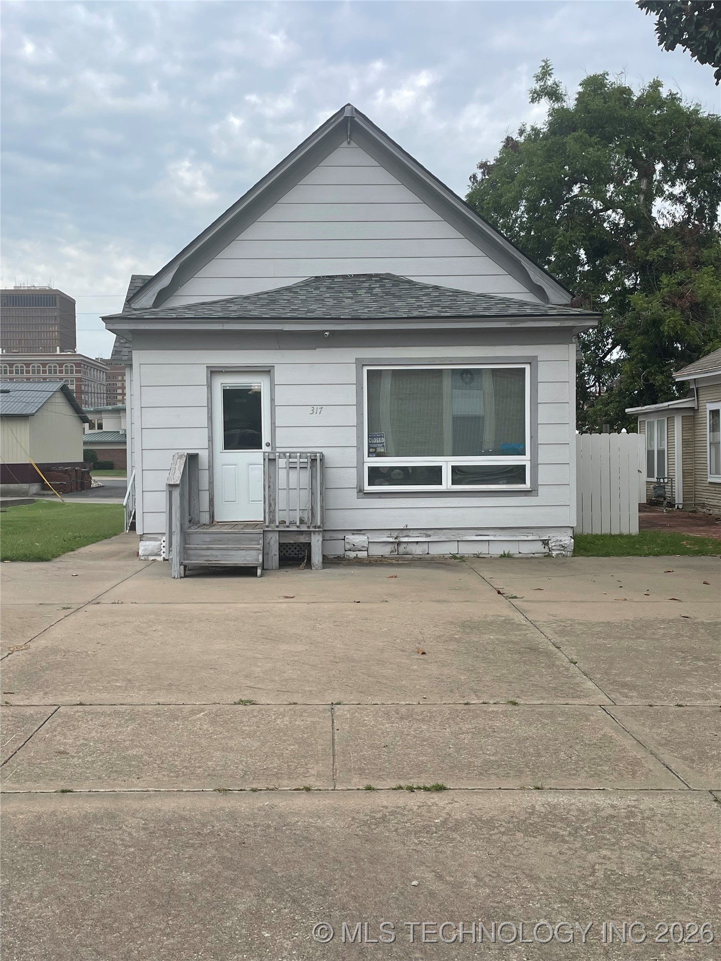 317 Se Delaware Avenue Property Photo 2