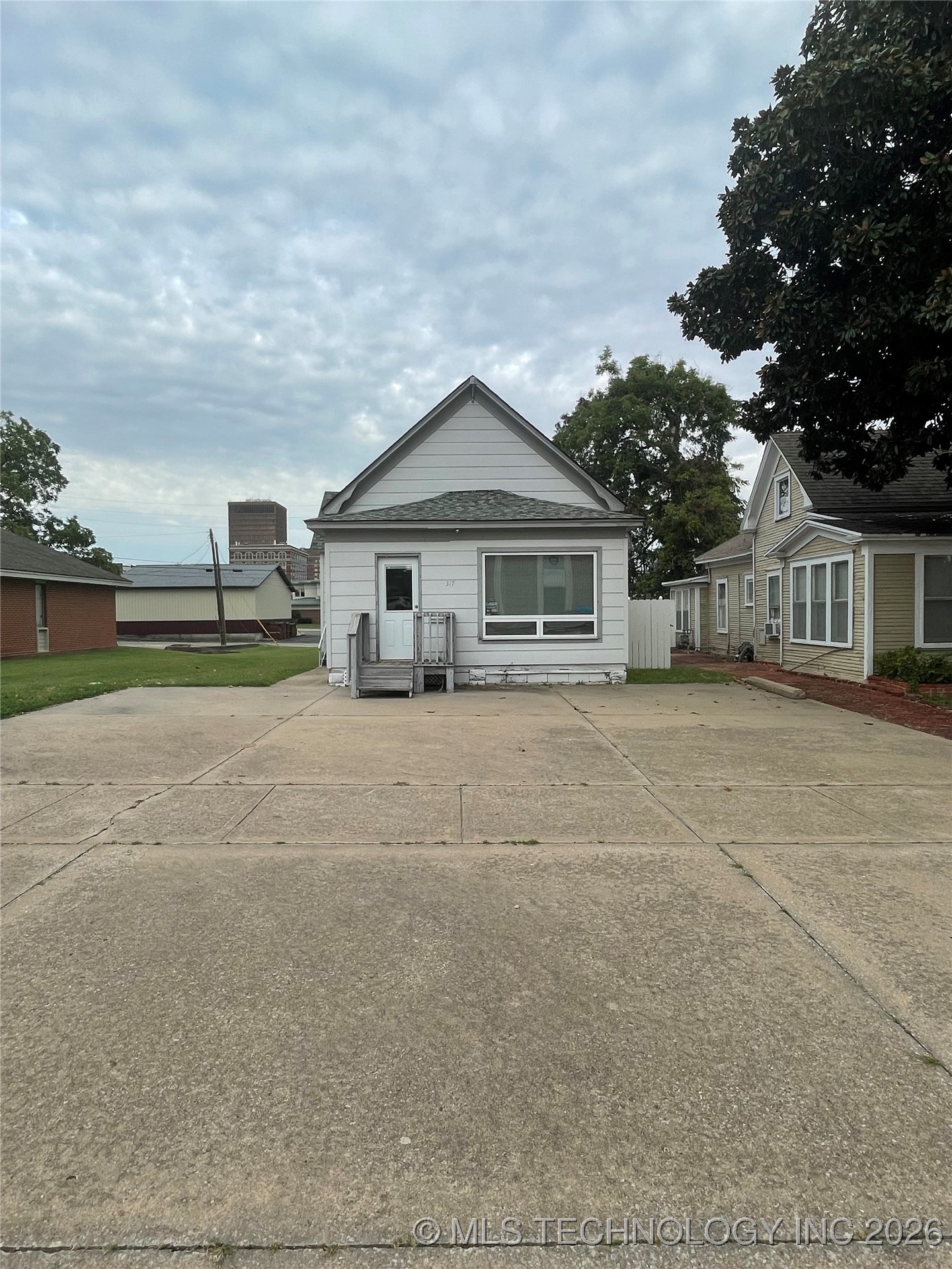 317 Se Delaware Avenue Property Photo 3