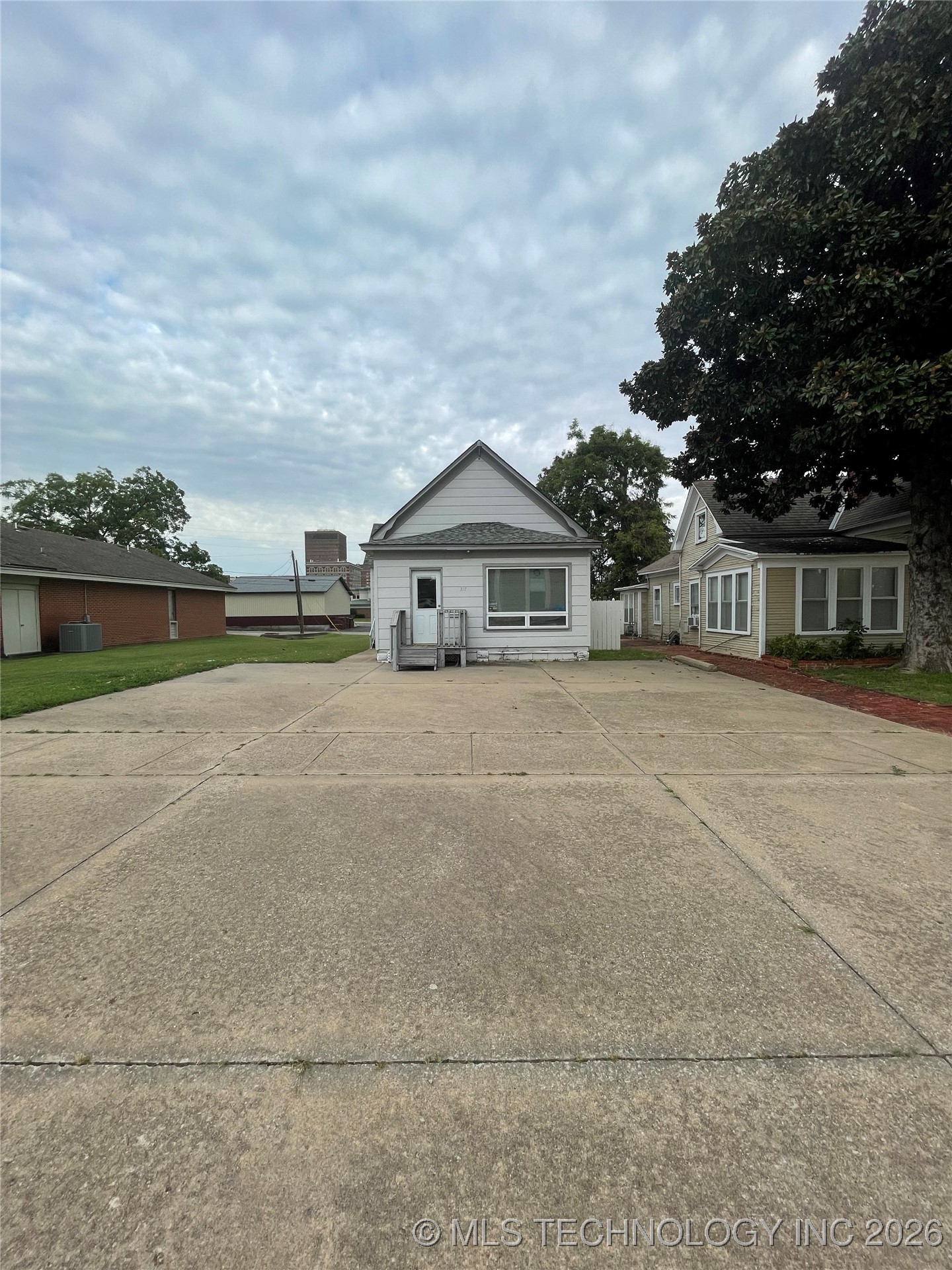 317 Se Delaware Avenue Property Photo 4