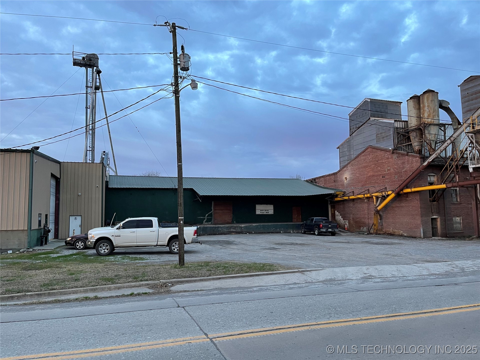 1400 E Washington Property Photo 3