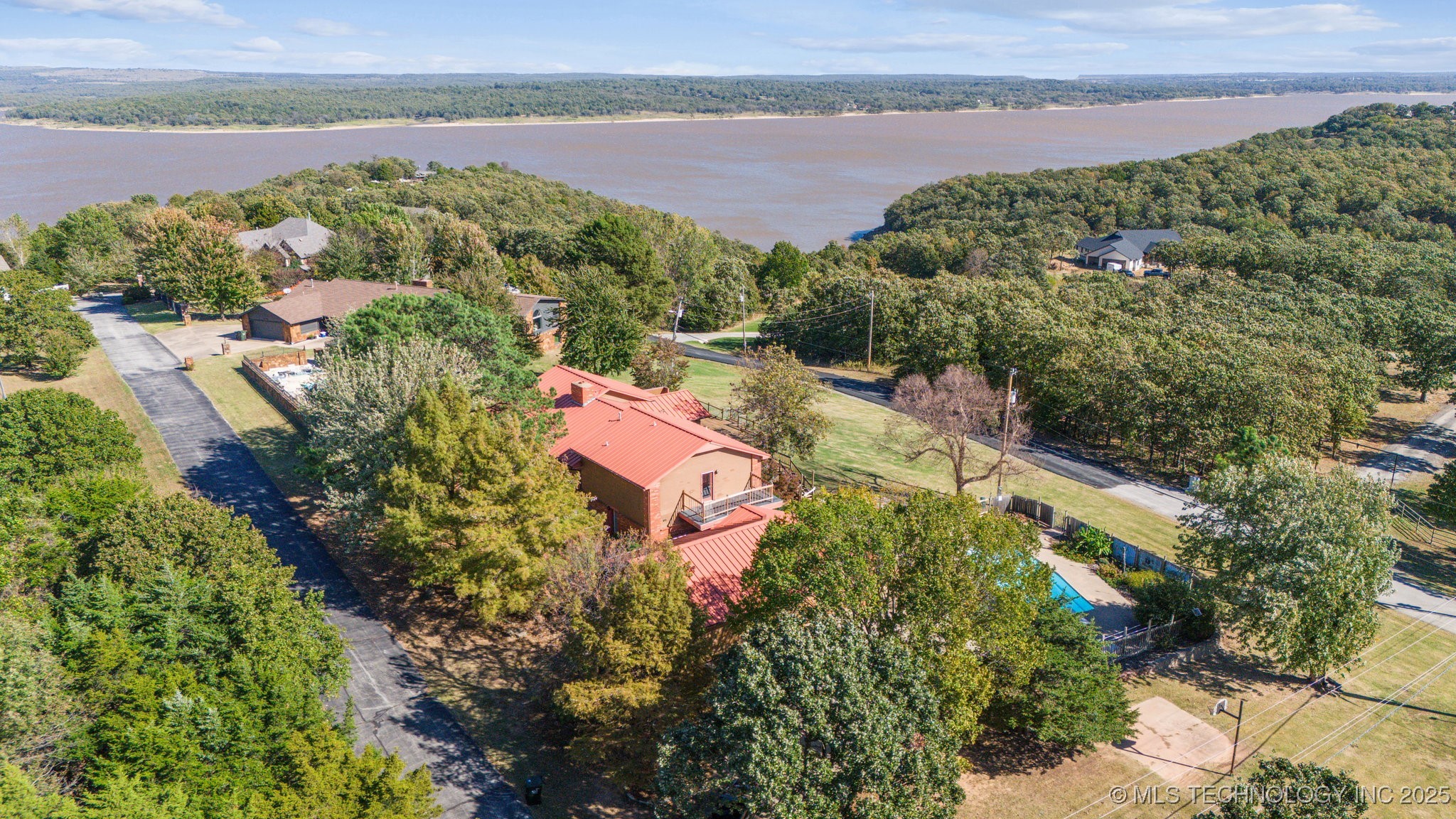 727 Cedar Point Drive Property Photo 10