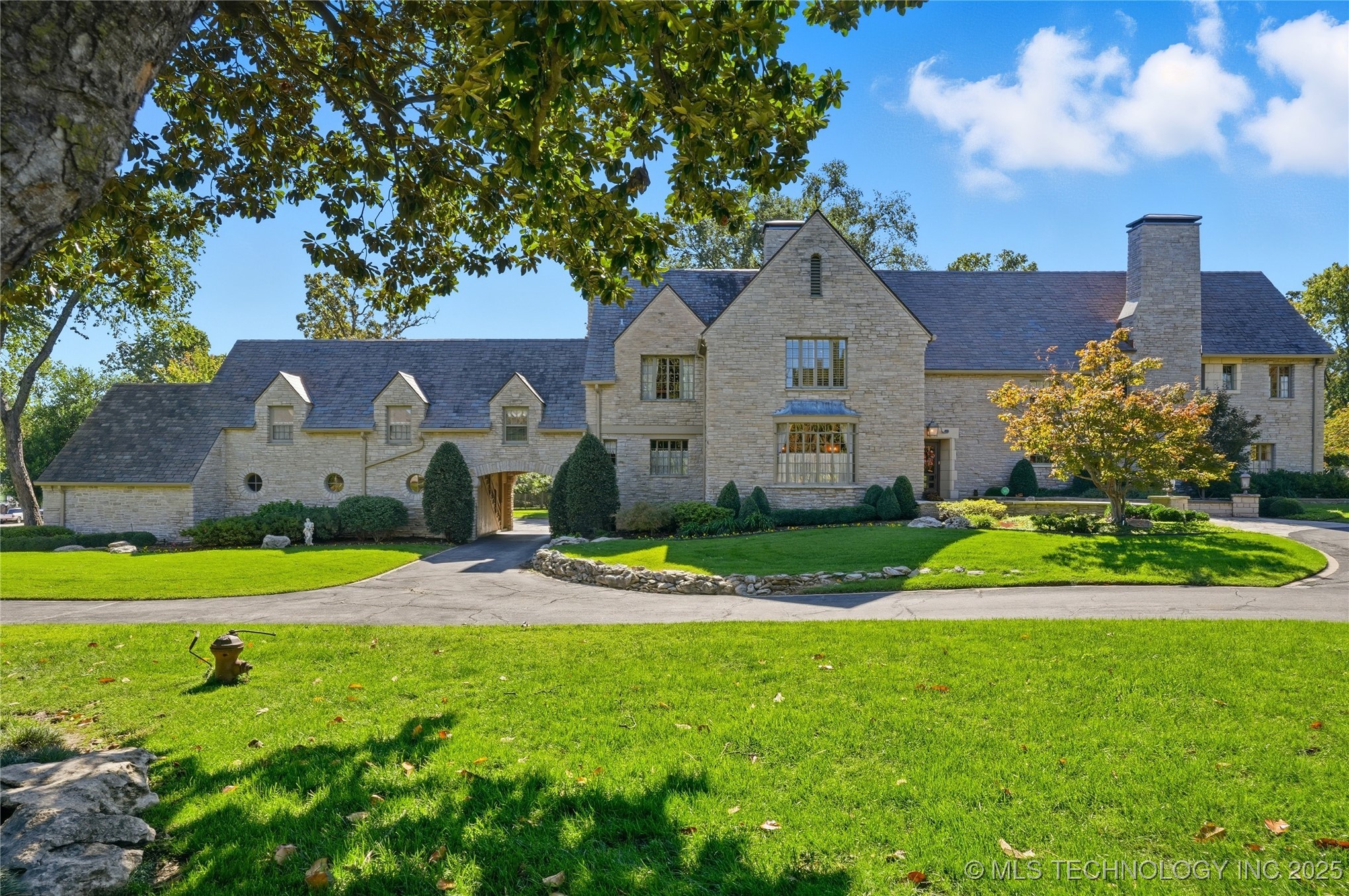 3132 Columbia Cir Circle Property Photo 2